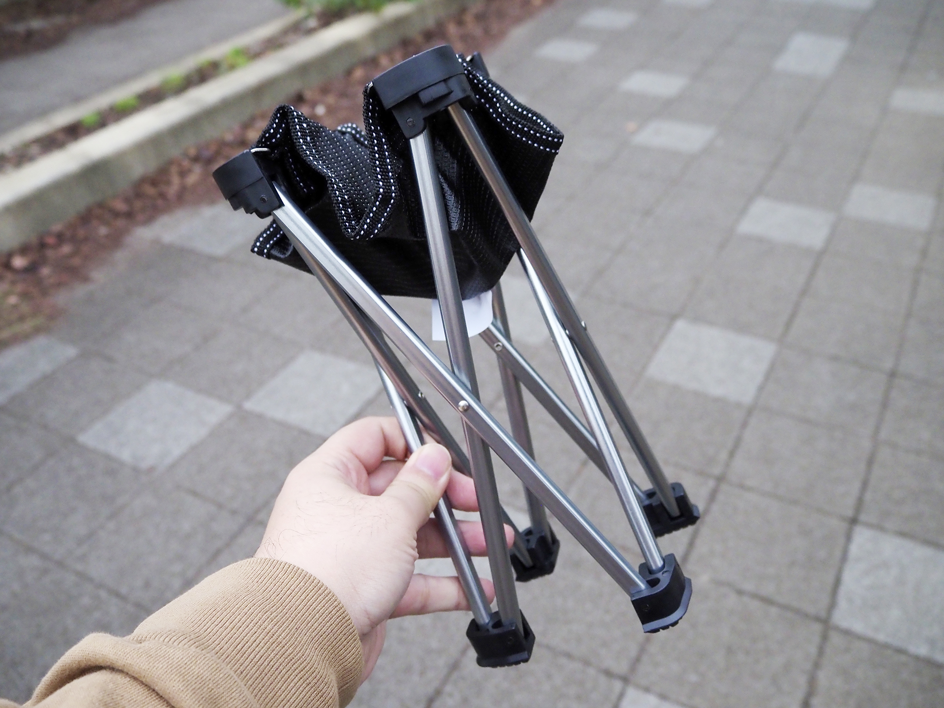 脚部を開いて展開、閉じて収納と分かりやすい構造