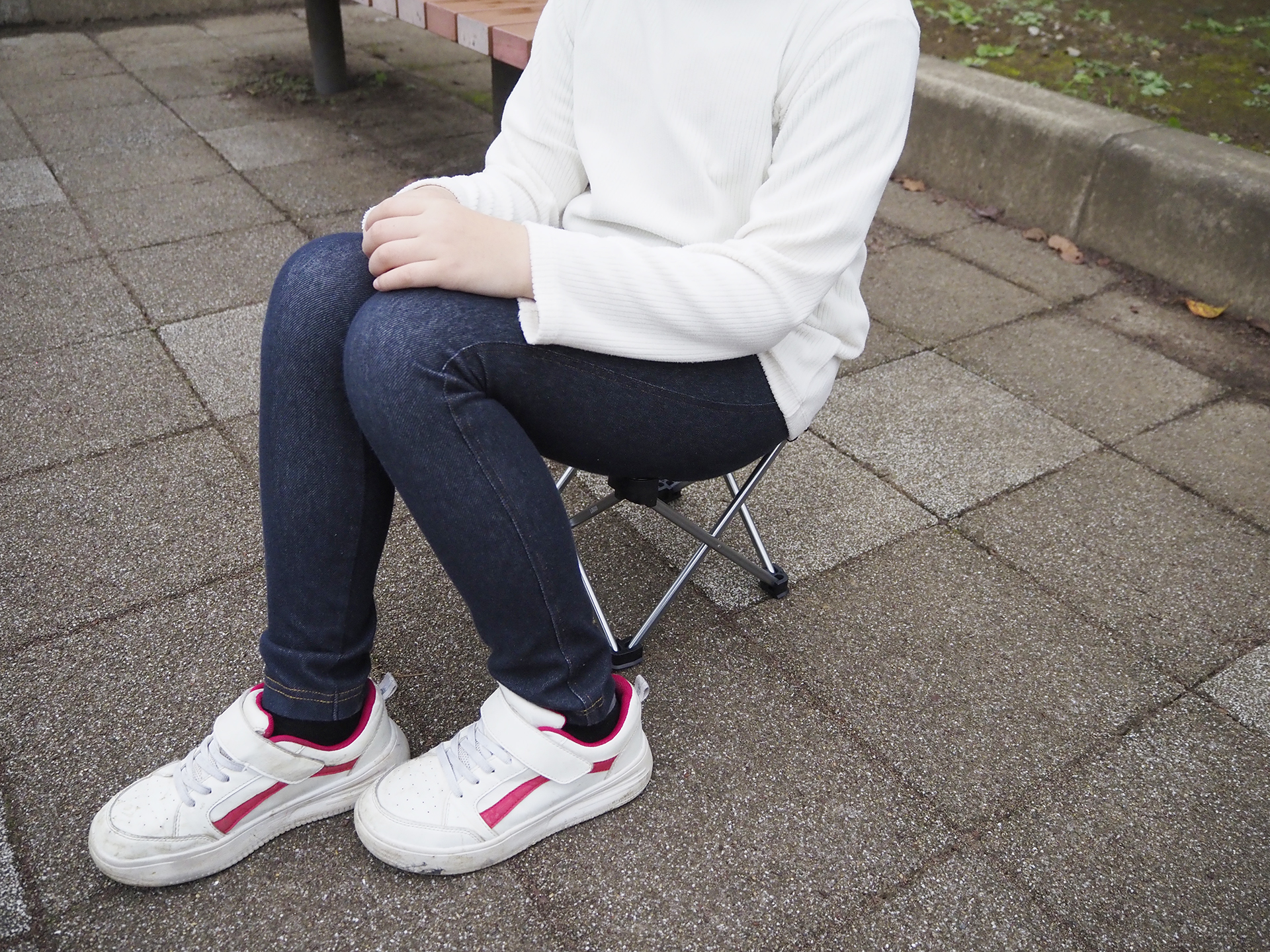 身長126cmの娘が座ったところ。座面より膝が高くなるので、長時間は座れないかも？