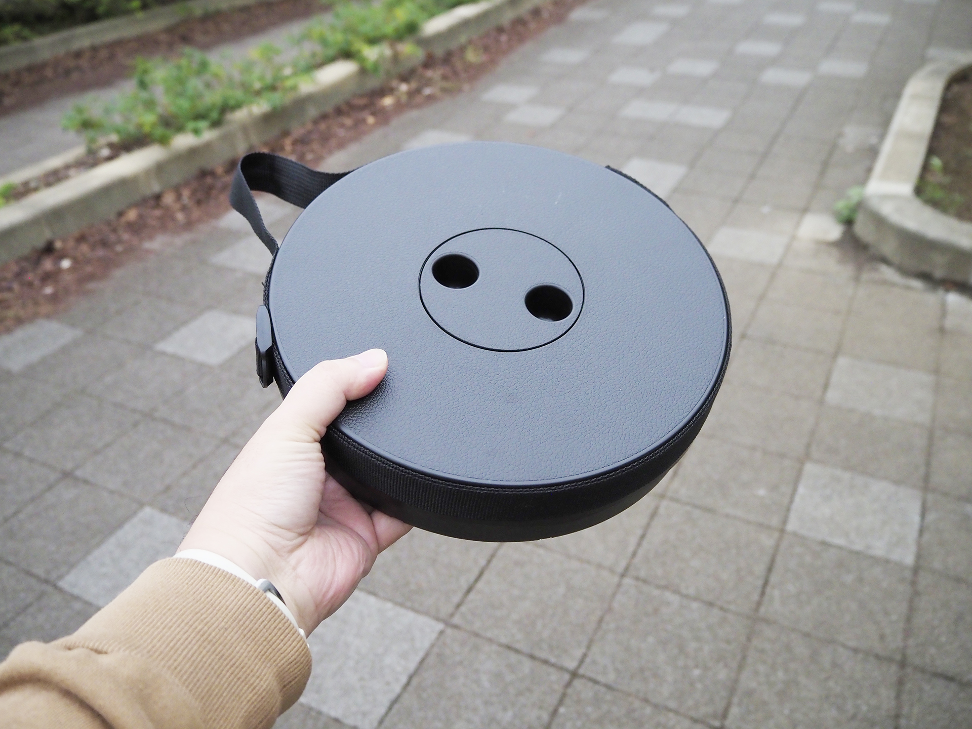 座面と底面に設けられた2つの穴に指を掛けて展開・収納する