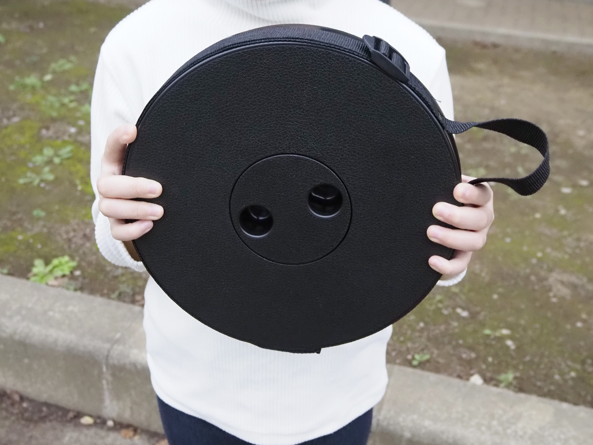 重量は1kg超えの1.15kg。他の椅子の3倍以上重い