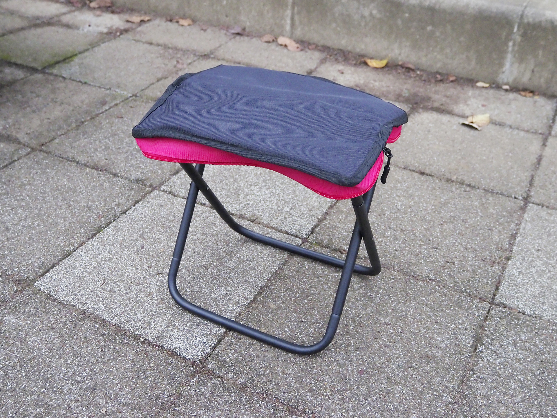 ケースのクッション性はあまり期待できないが、座り心地は悪くない