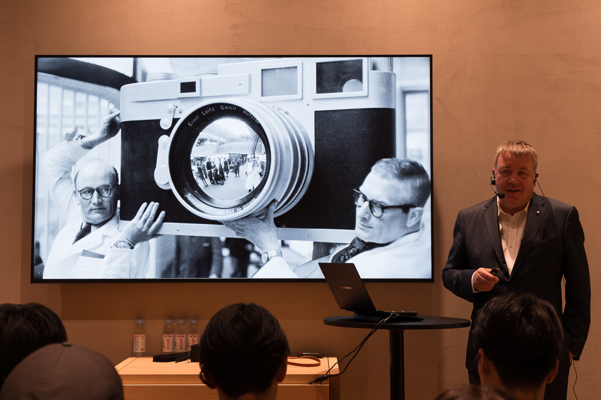 1954年に発売された「ライカM3」（※写真はショー用の巨大モックアップ）からM型ライカの歴史が始まる。3つの焦点距離のレンズに対応するブライトフレームを備えていたことから“3”の数字が付き、以降は機能の増減なども踏まえつつナンバリングされてきた