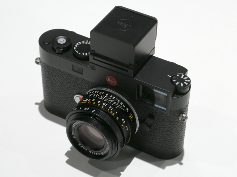 参考：別売の「ライカ ビゾフレックス2」を装着したライカM11。約370万ドットの外付けEVFだ