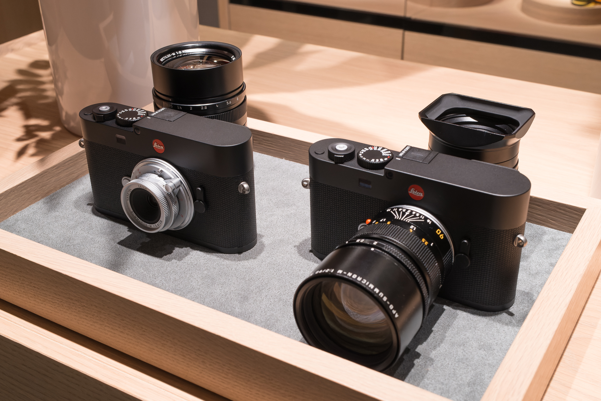 ライカストアでは、様々なMレンズと組み合わせてライカM EV1の使い心地を試せるようになっていた