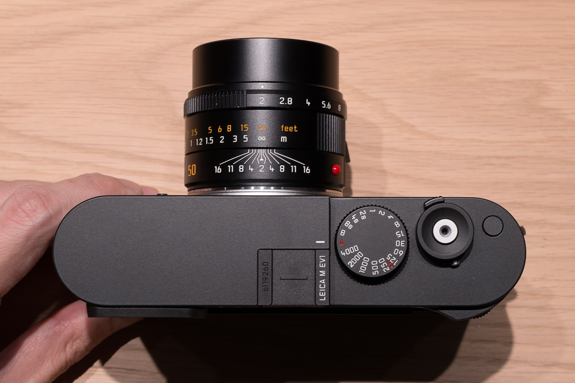 トップカバーの左手側にはISO感度ダイヤルもなく、シンプルな見た目に