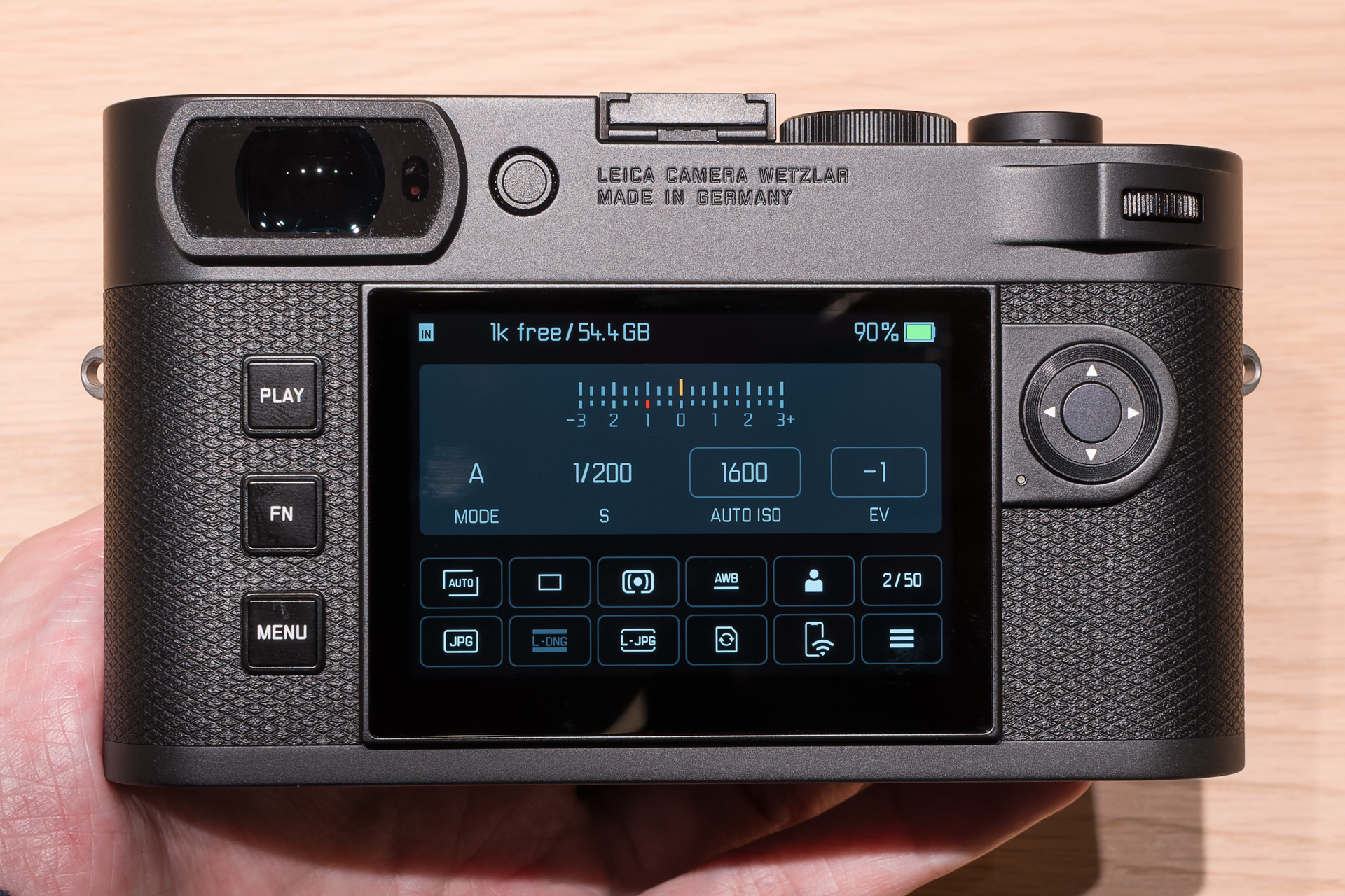 背面。EVF以外のレイアウトはライカM11と共通