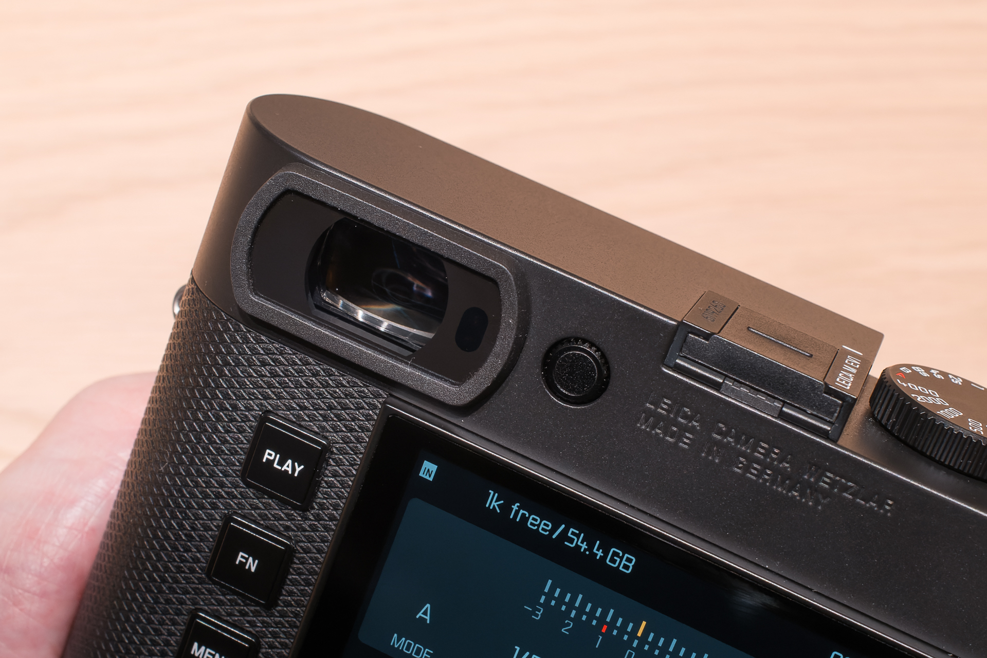 EVFのパネルと接眼光学系はライカQ3を継承