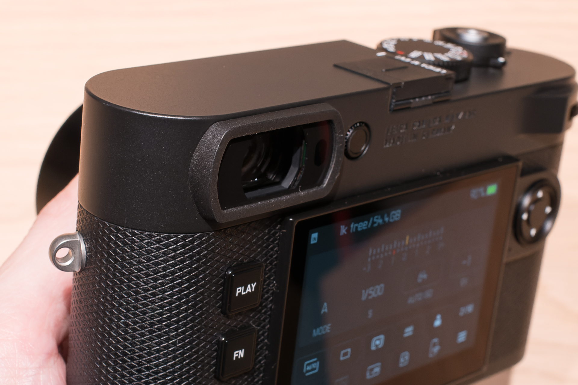 よりボディが厚いライカQより、接眼部の突出はむしろ小さくなっている。伝統あるMとしてアイピースの出っ張りは許容できなかったそうだ