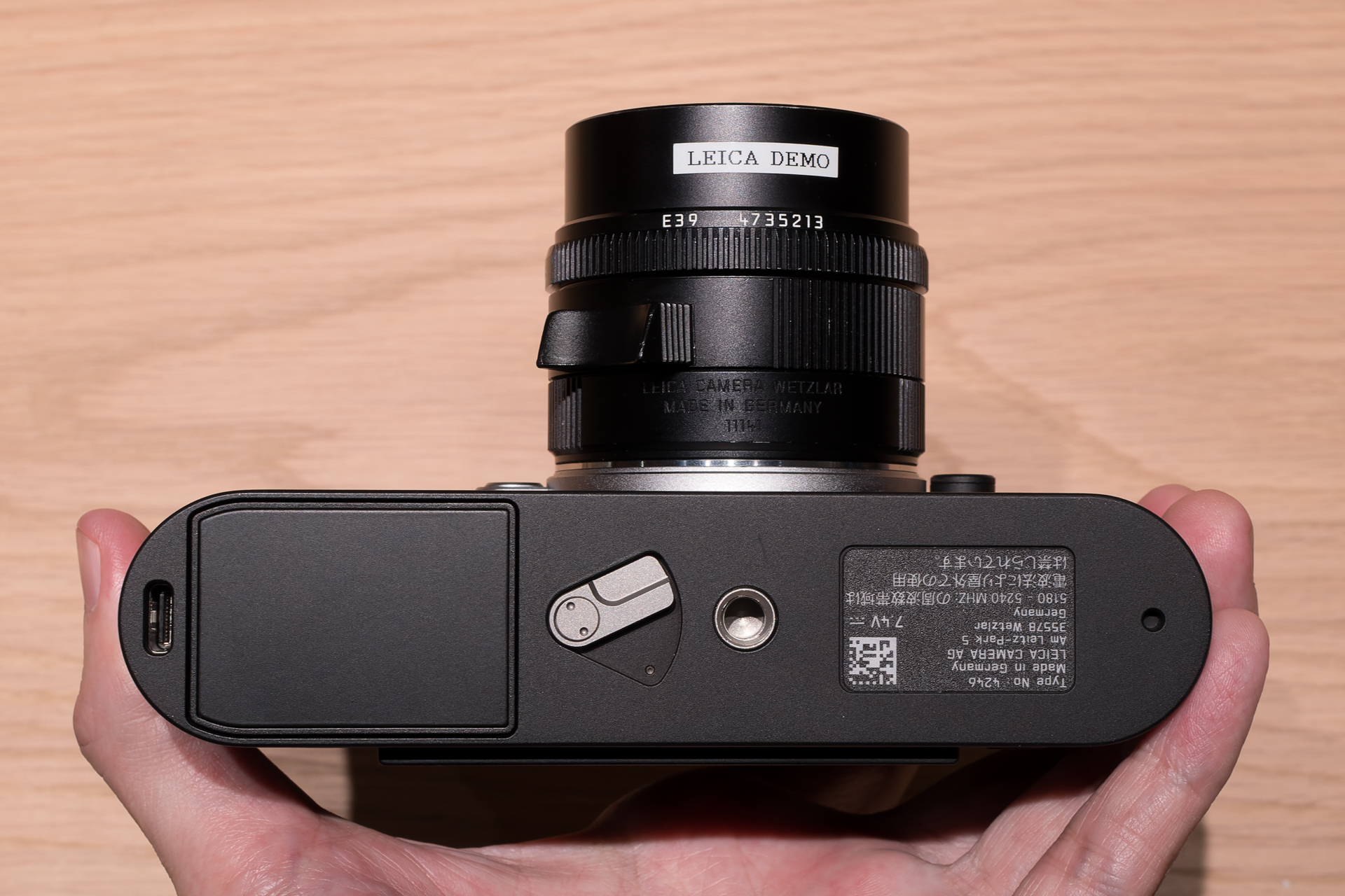 底面も基本はライカM11と同じ。USB Type-C端子から充電・給電とデータ転送が可能