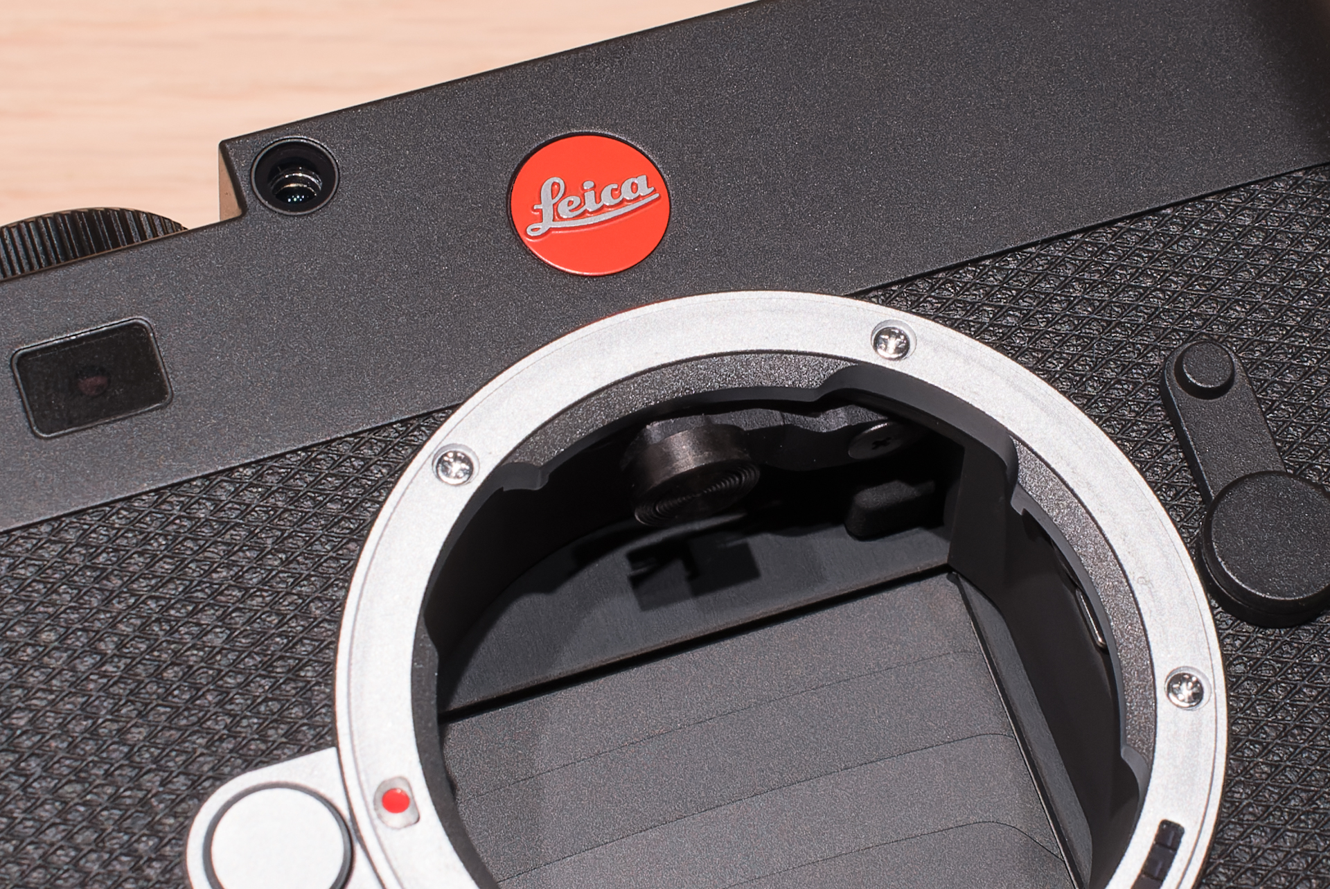 ライカM EV1のマウント内部。距離計はないが、レンズのカムの動きをボディに伝えるコロが残っている