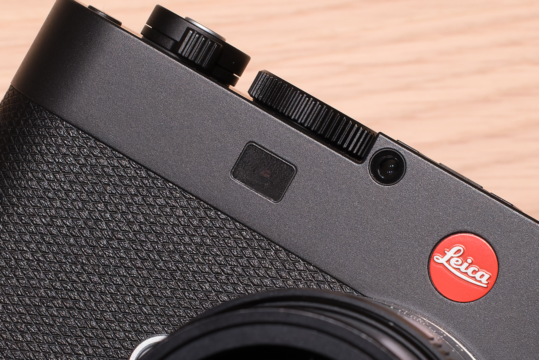 距離計窓のモチーフを流用して、セルフタイマーランプを搭載。使用時には赤く点滅する