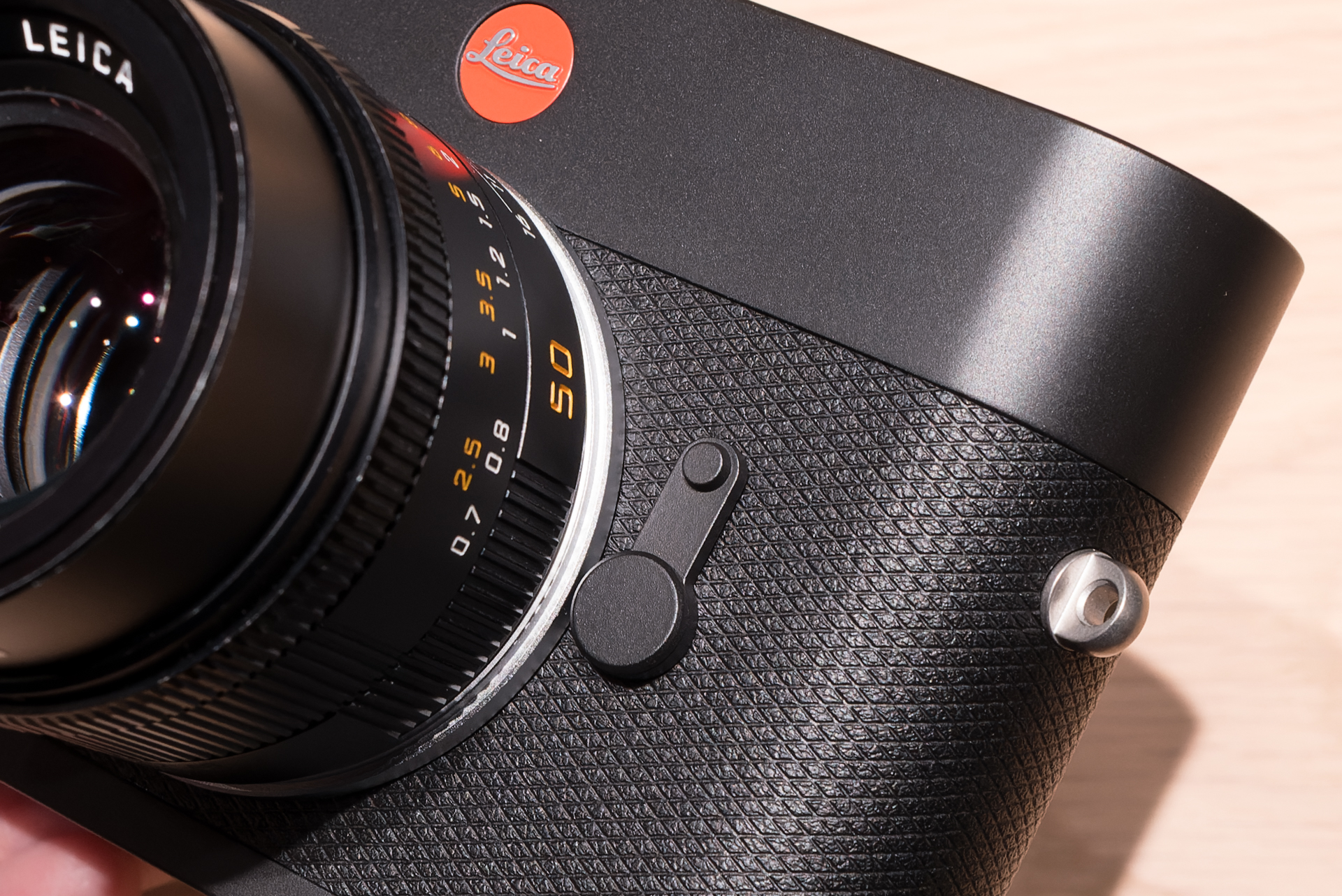 M型ライカ伝統のモチーフを流用したFnレバー