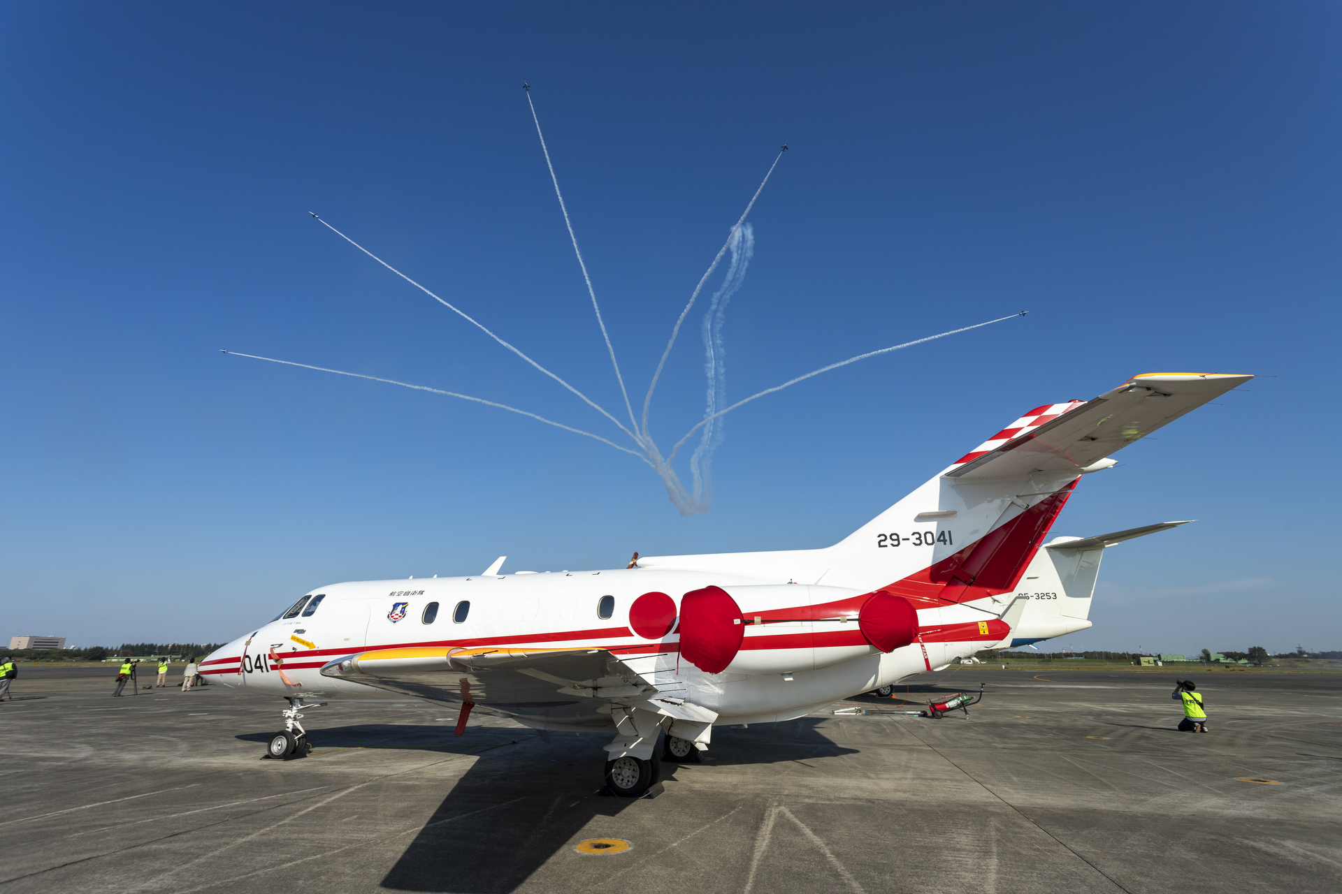 飛行点検隊のU-125とサンライズ（撮影：入間航空祭 2019予行日）<br>キヤノン EOS 6D Mark II／EF17-40mm f/4L USM／17mm／絞り優先AE（1/800秒、F8）／ISO 200