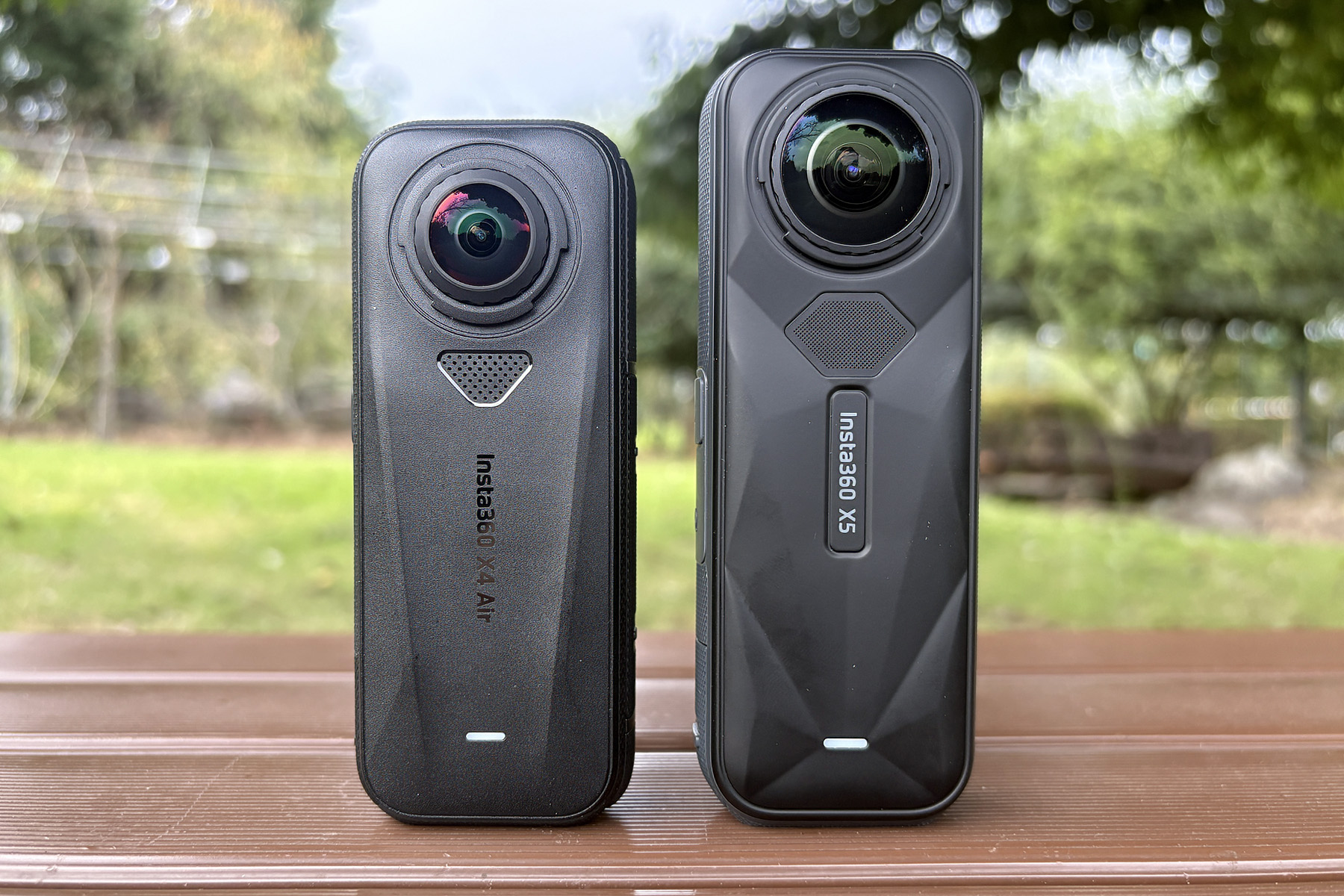左からInsta360 X4 Air、Insta360 X5