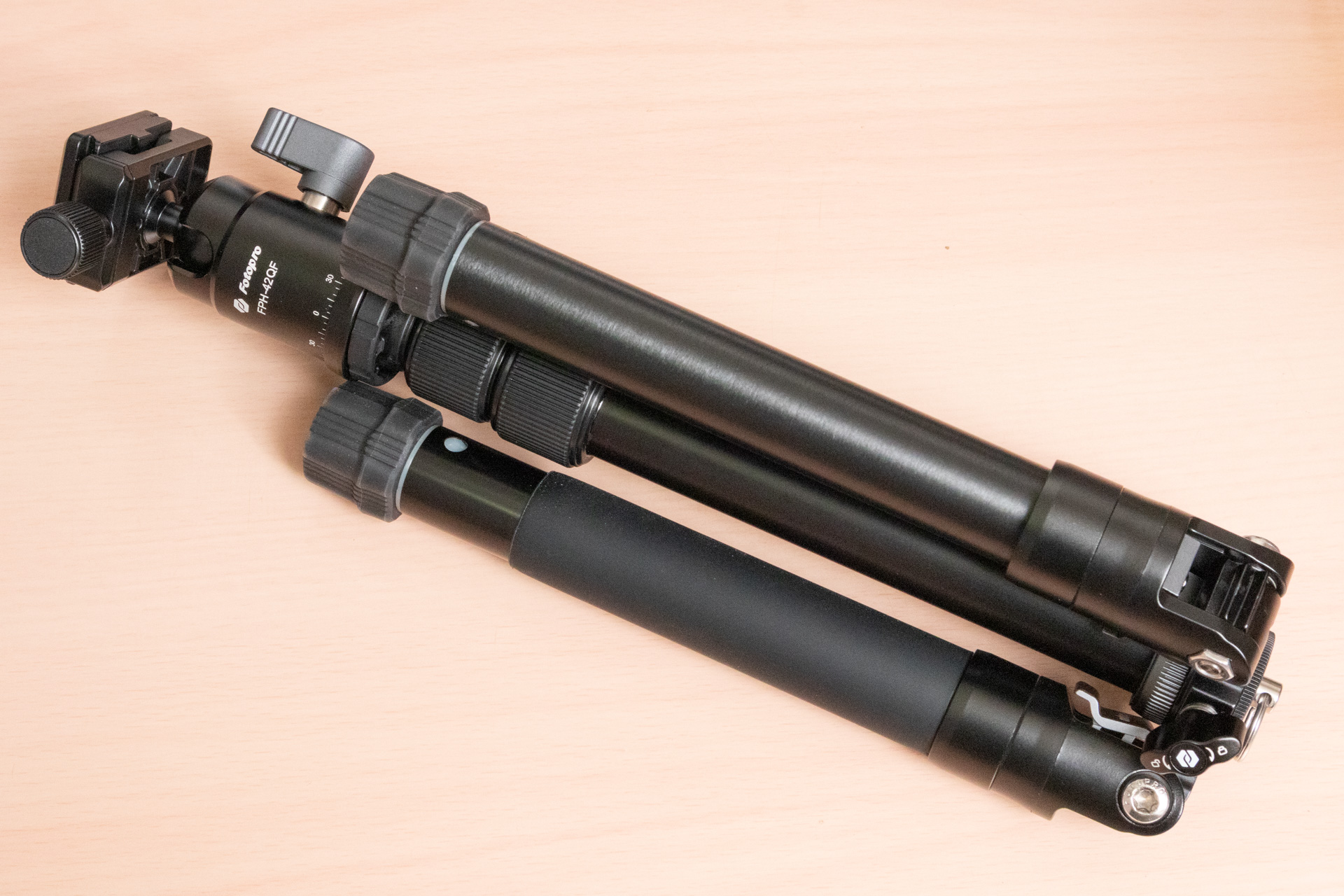 脚を反転させた収納状態。雲台を含めない収納時の長さは250mm