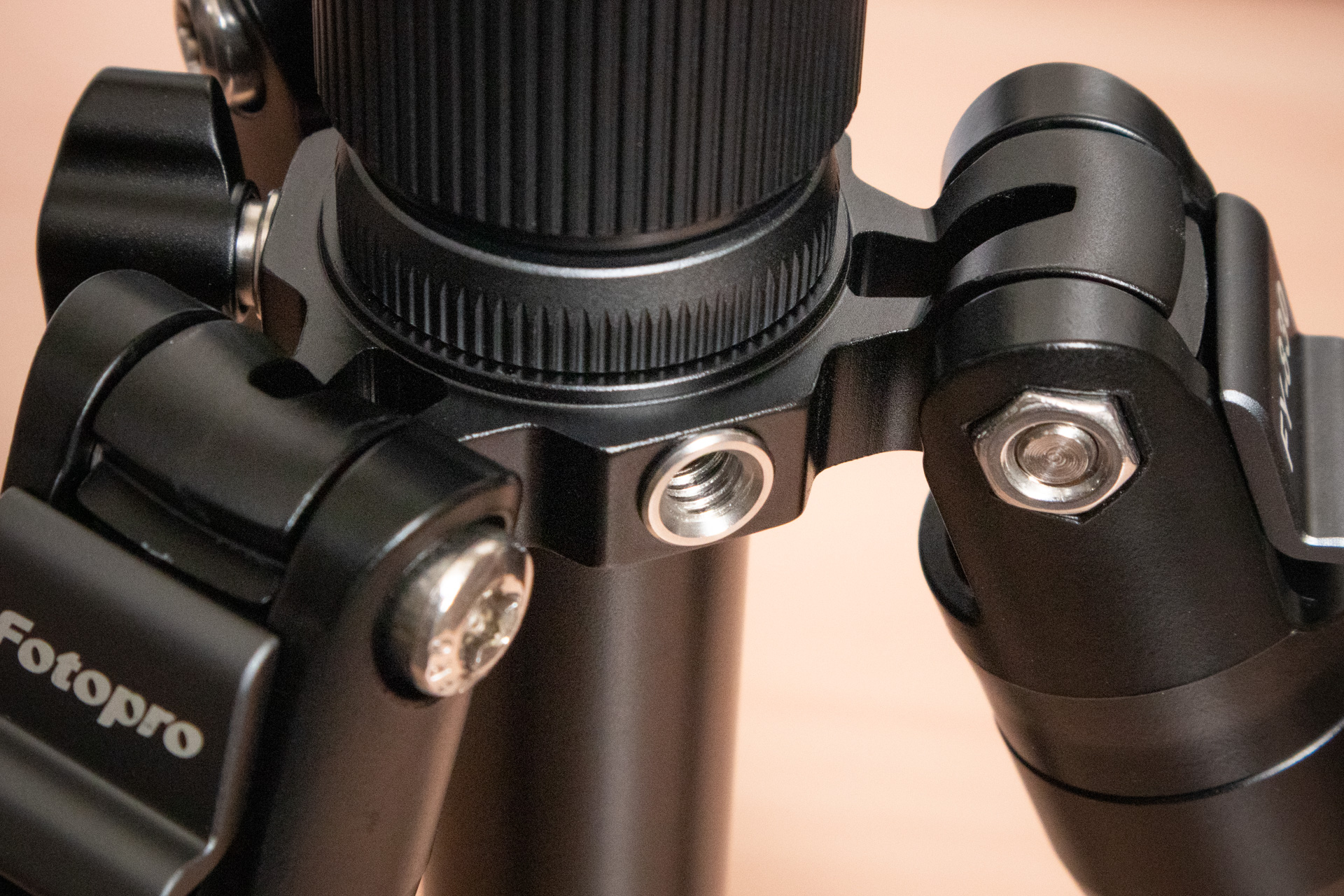 本体には1/4ネジ穴が1つあり、アームなどの接続が想定されている