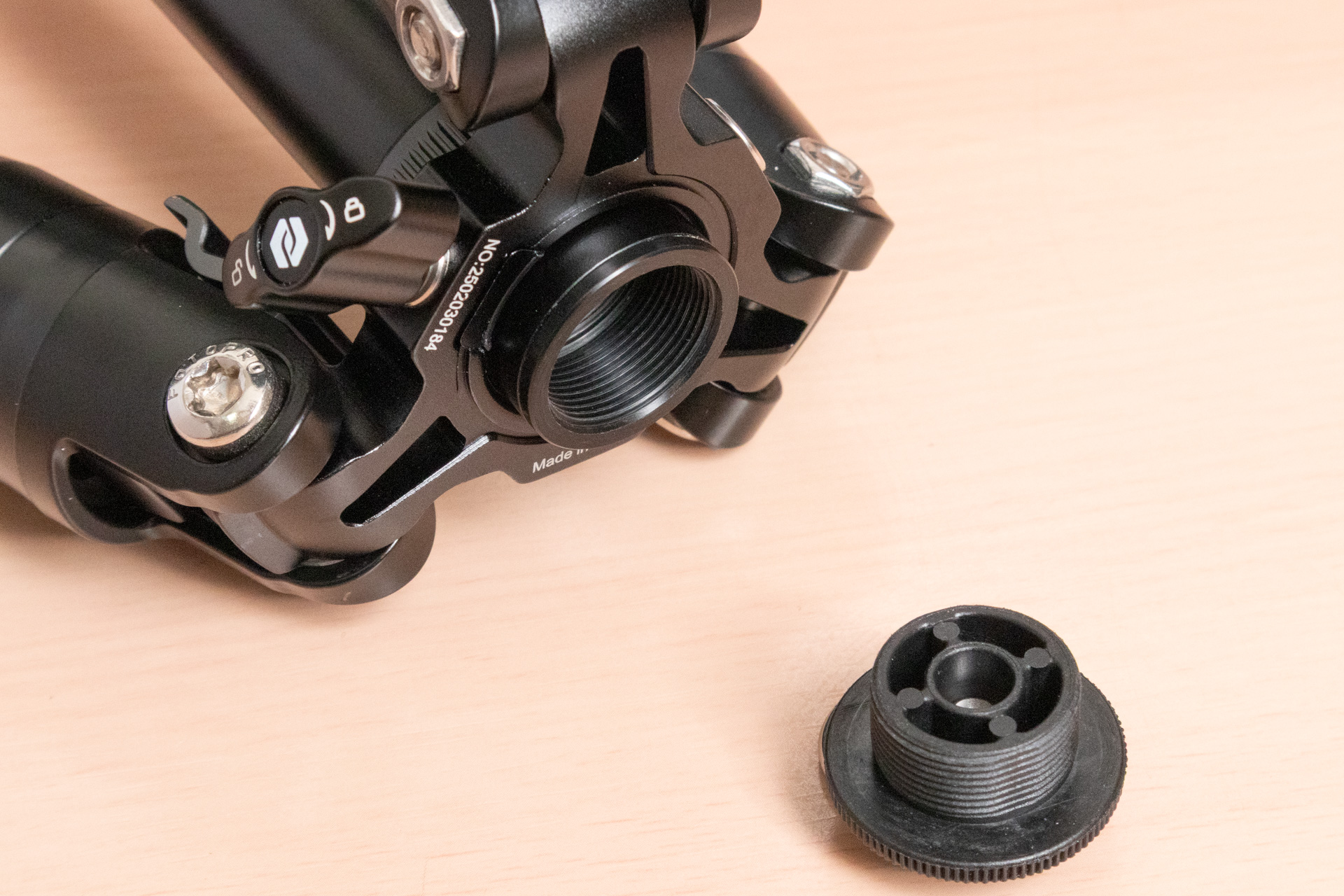 センターポール下部のフタを取ると引き抜ける