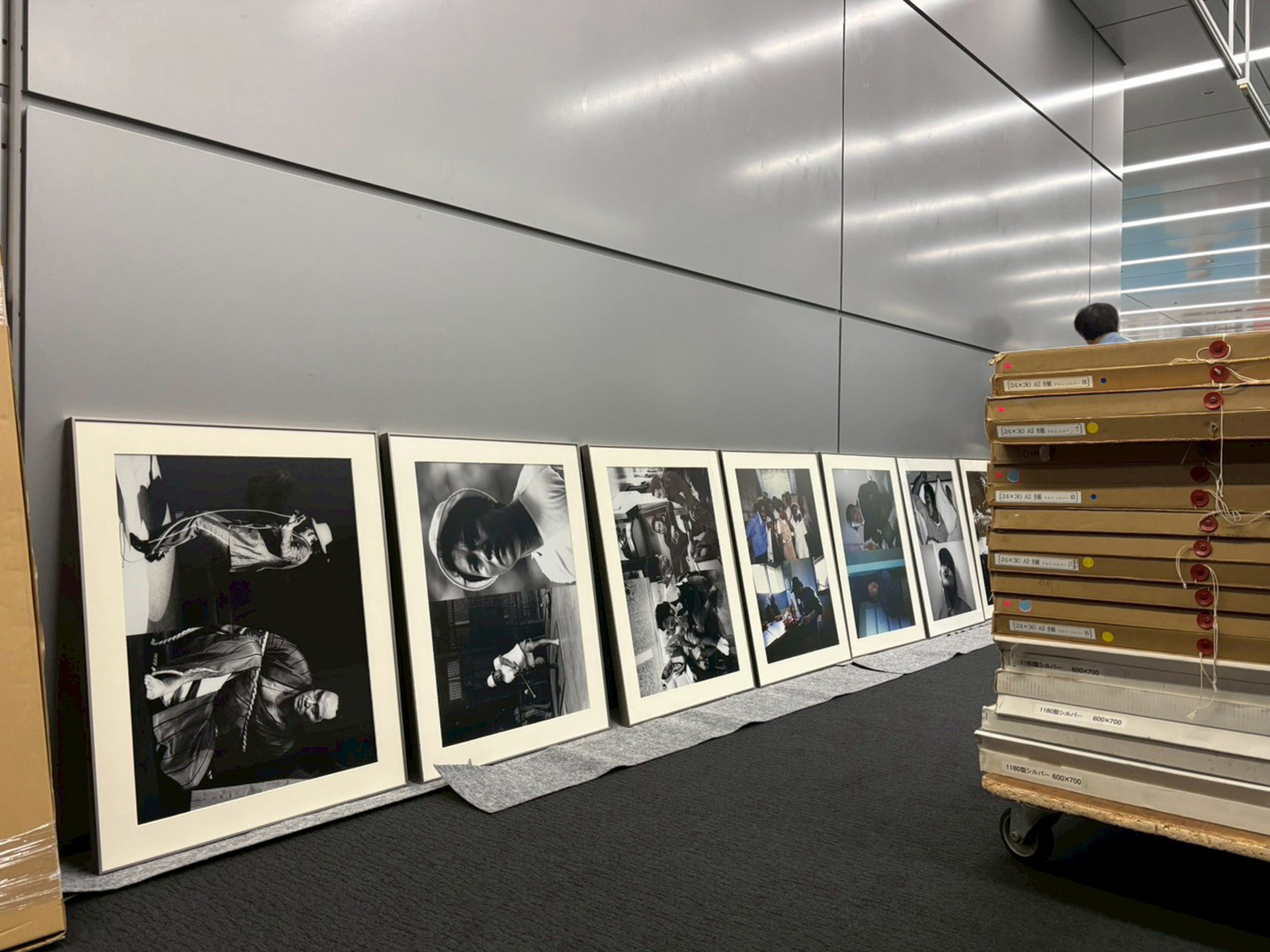 この額装の仕方が今回の展示にぴったりだった