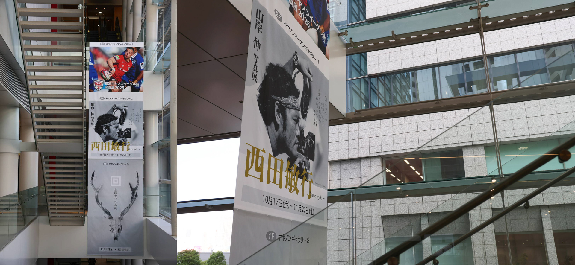 吹き抜け部分に掲示されているフラッグ