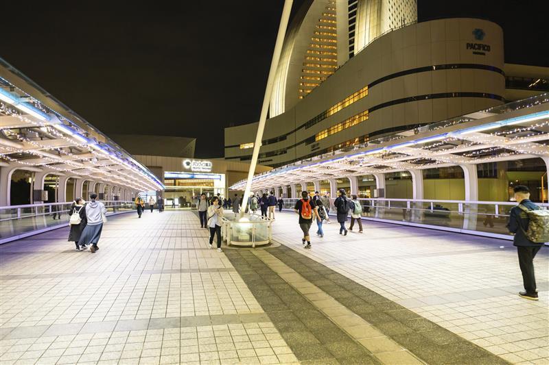 光の波で彩られた「クイーンモール橋」 ※画像はイメージ