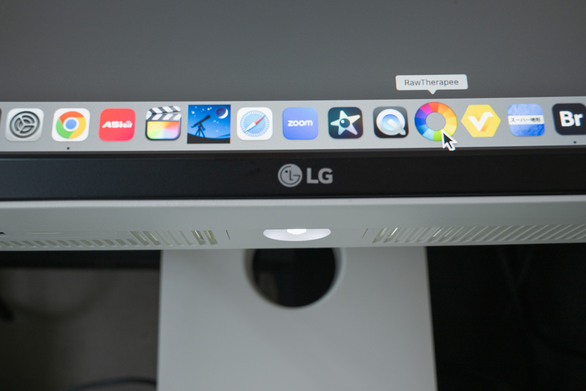 モニター底部に設置されたマルチコントロールボタン。LED照明が内蔵されているのは心憎い演出だ