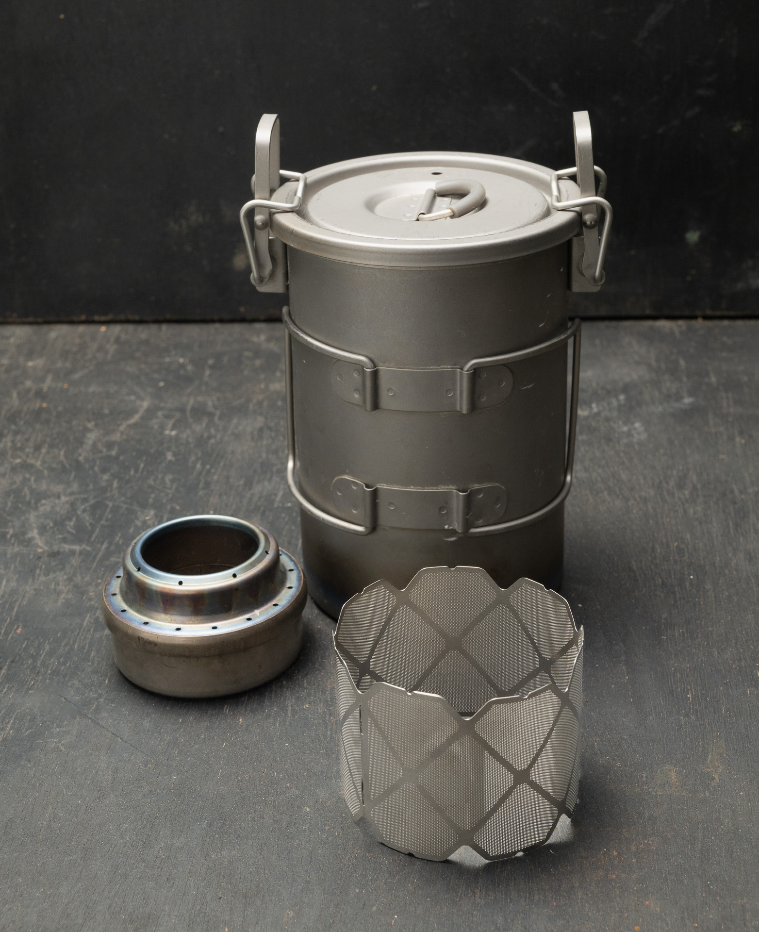 右奥：Keith チタンクッカー、左：エバニューチタンストーブ　手前：Ti MESH STOVE 五徳