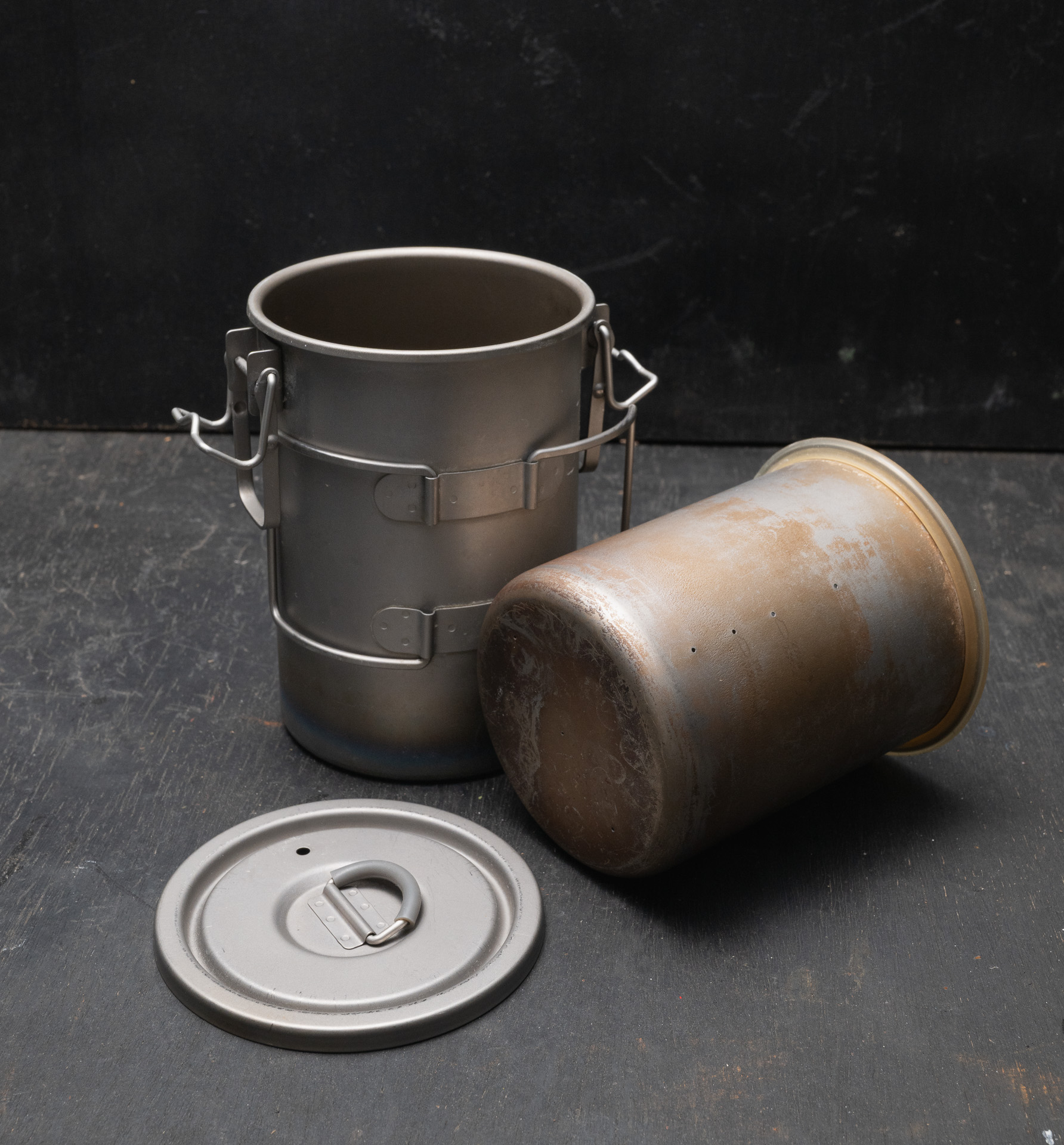 本体に内鍋を収めた状態で火にかけ調理する