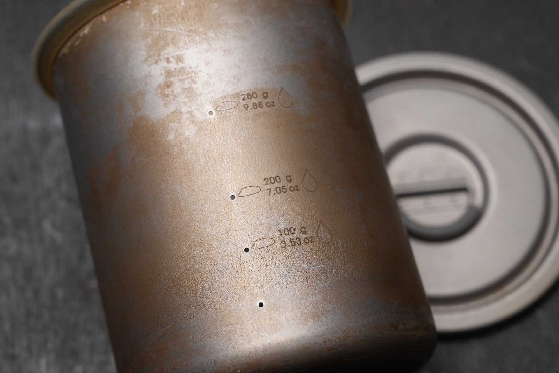 側面反対側には水加減を示す小穴があいている