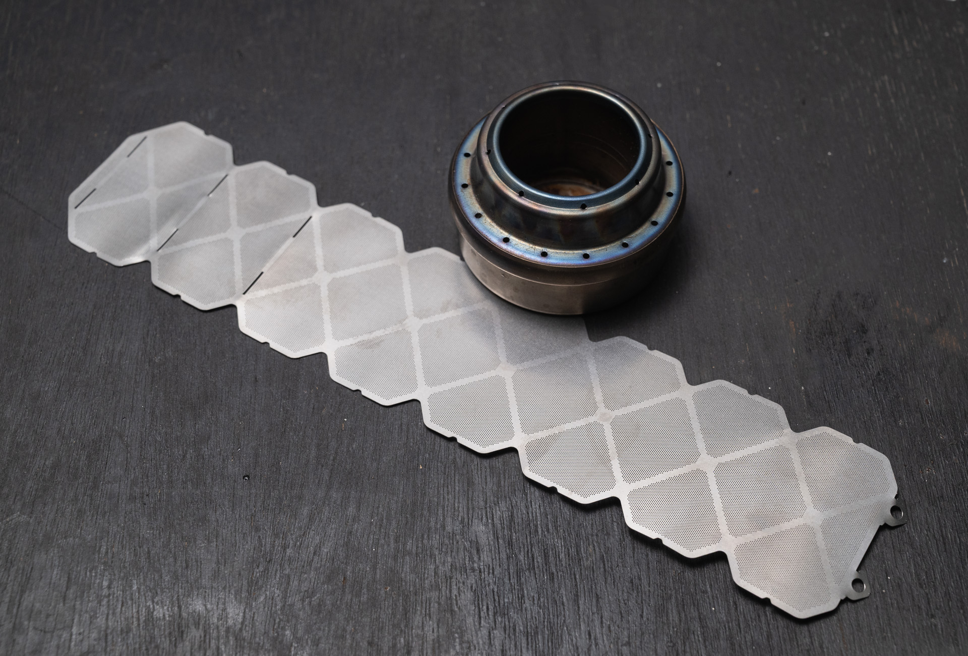 エバニュー アルコールストーブは外周にも火穴が開いていて強火力