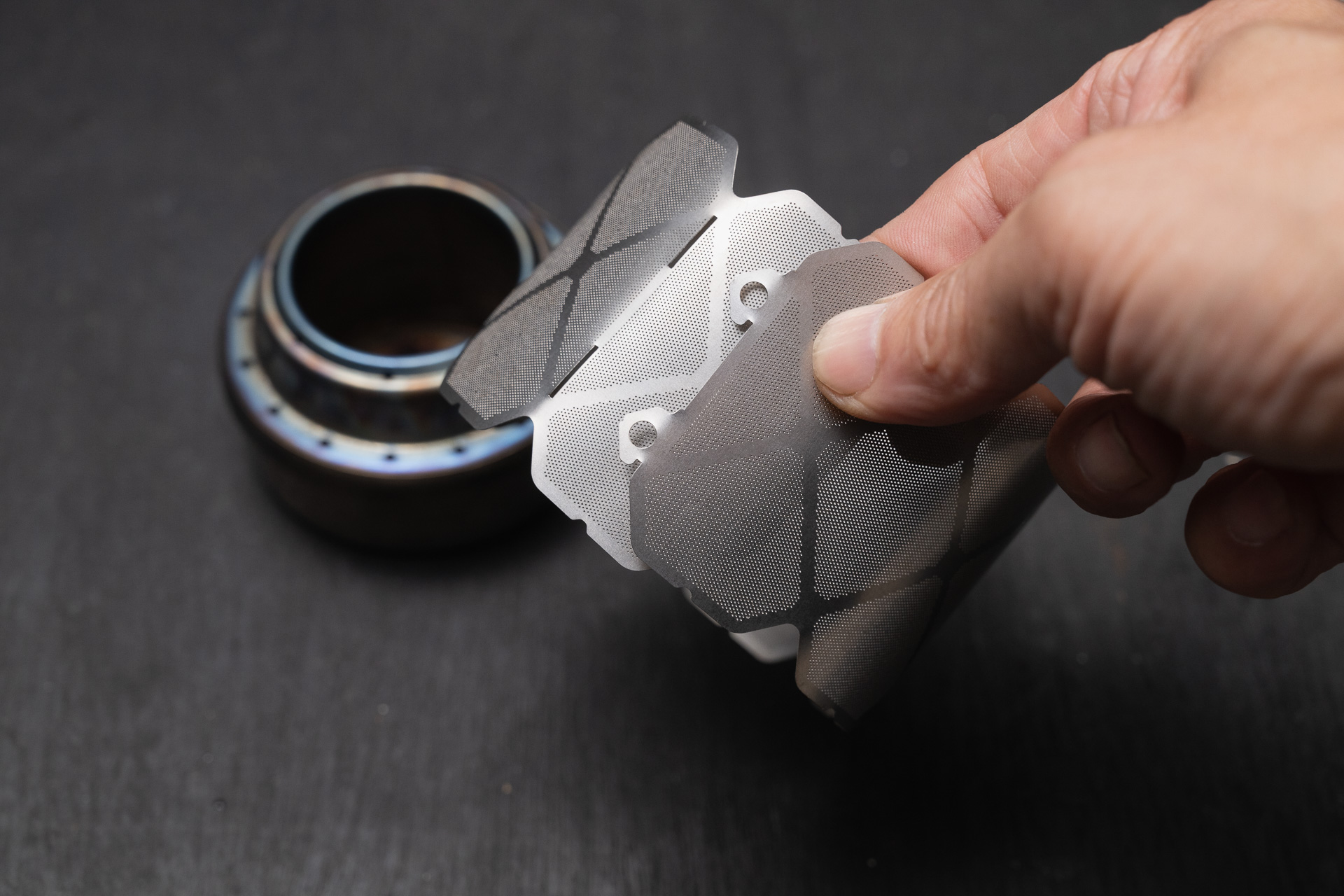 風防・五徳は爪を長穴にかけて留める