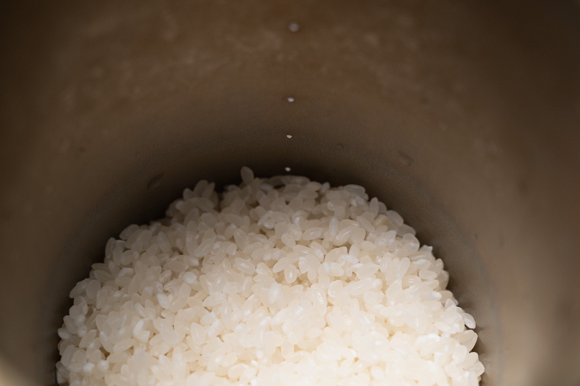 小穴を見ながら米の量を測る。今日は100g