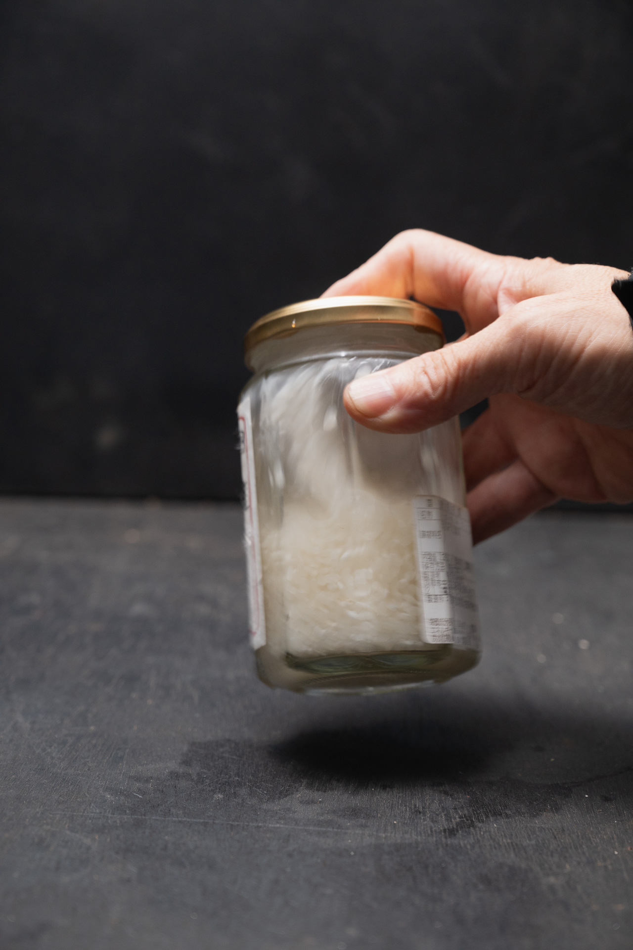 空き瓶に水とお米を入れて振る