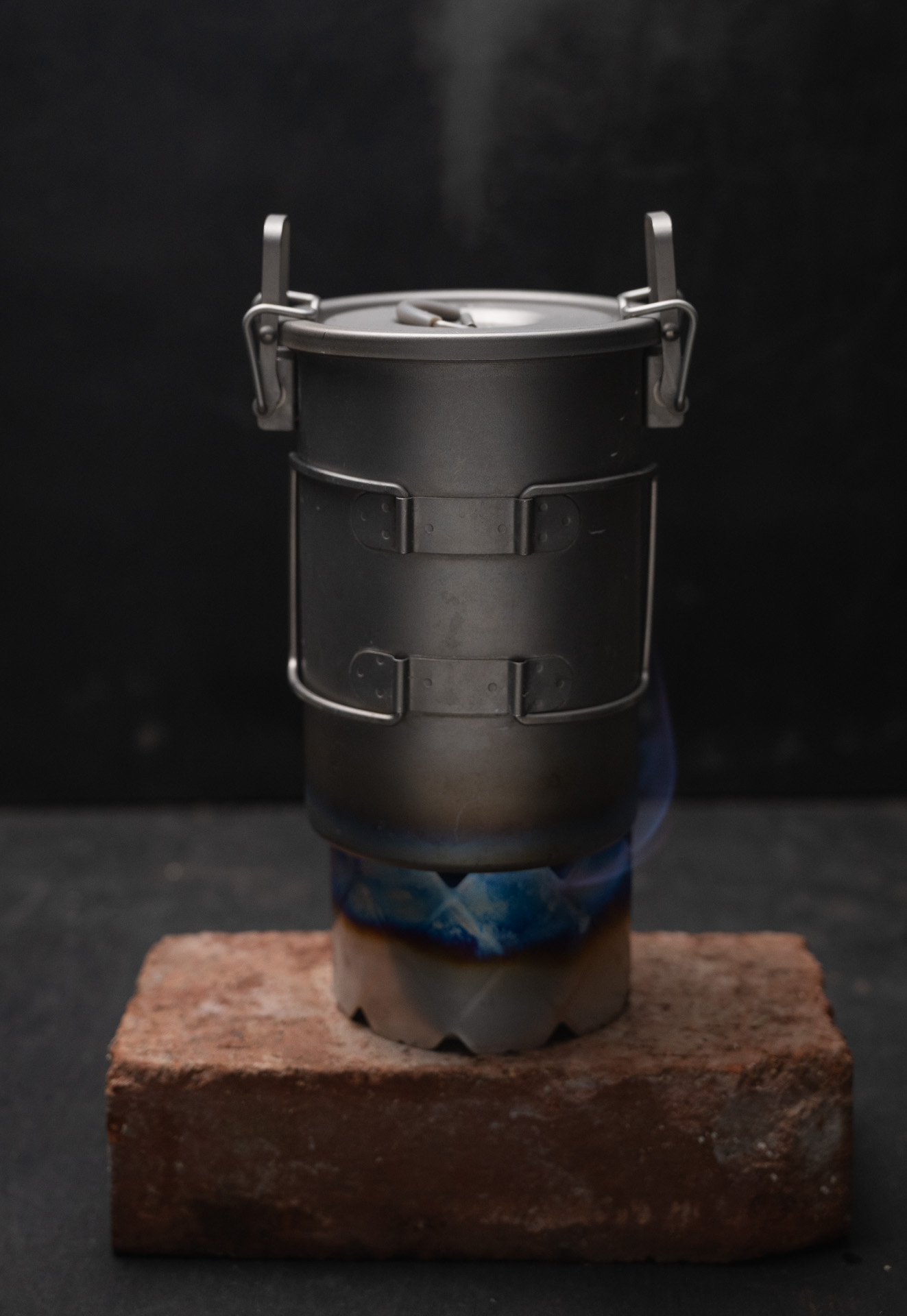 ストーブの下も高温になるので、耐熱性の高い場所に置くこと。アルコールの火は青く、明るいところでは見えにくい。また、風に煽られやすいので、普段以上に周りの可燃物に注意すべし