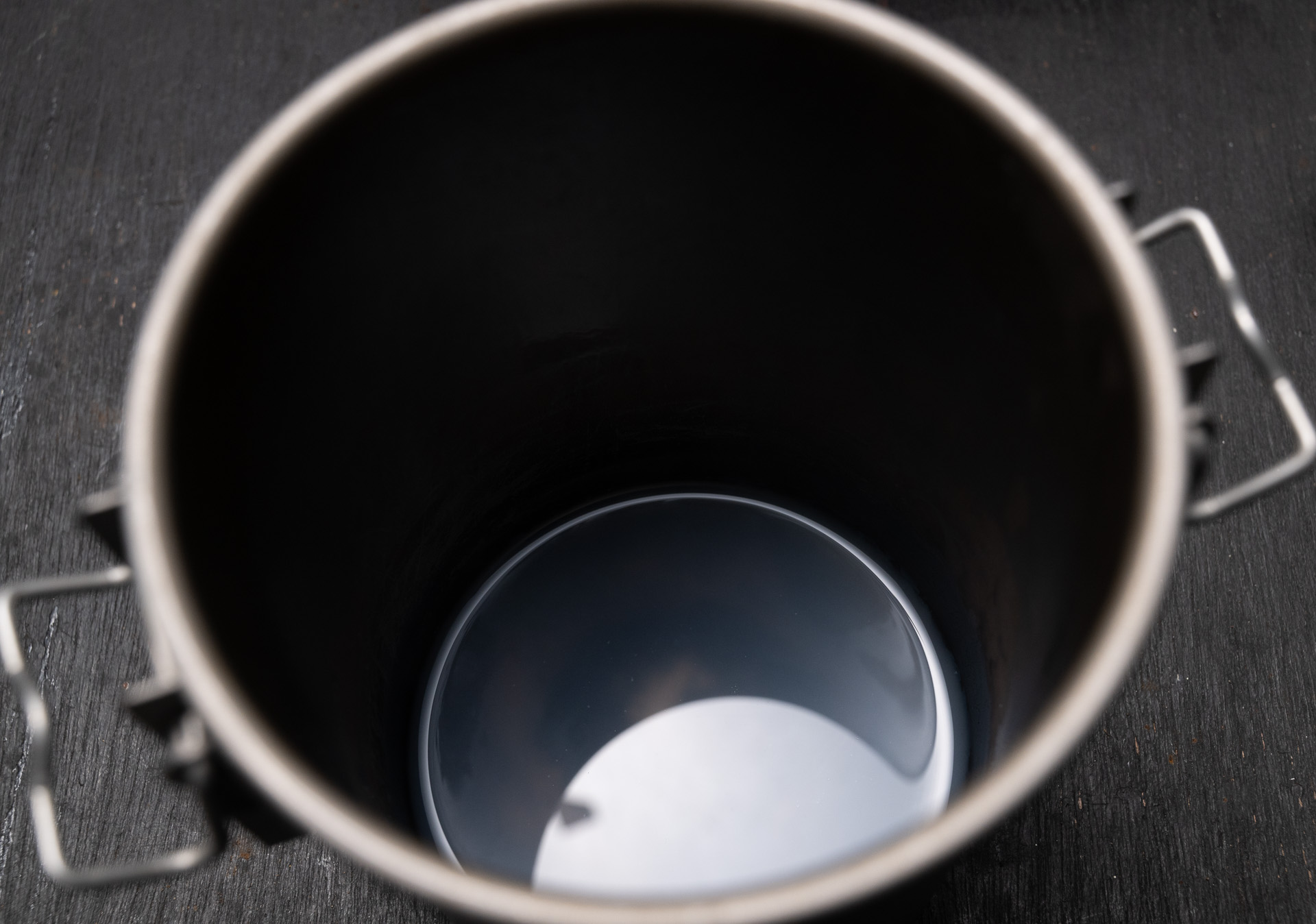 炊き上がった後、内鍋を外すと下に水が残っていることがわかる。これで正常