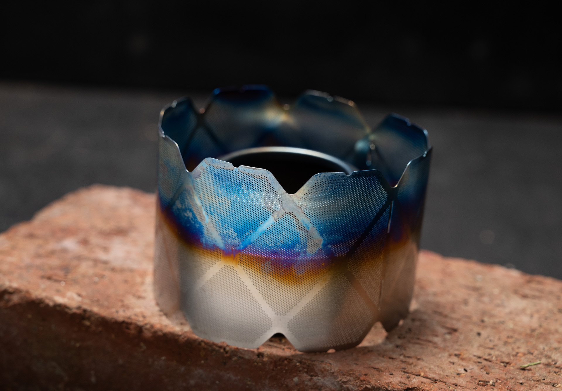 チタンは焼けて青くなる。この色こそチタンの風合い変化だ