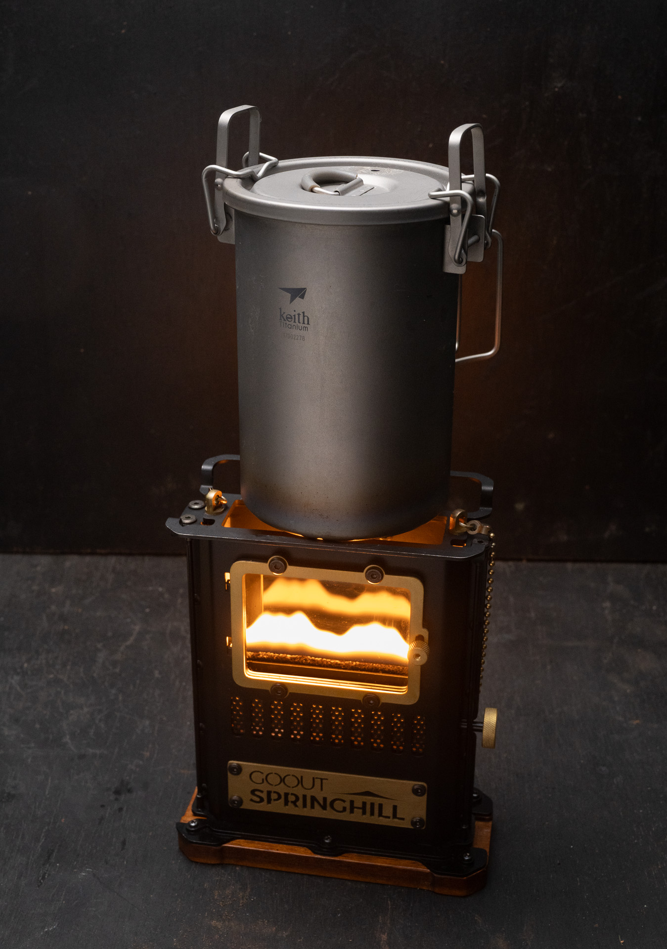 アイロンストーブで炎のゆらめきを見ながら炊き上がりを待つのも楽しい