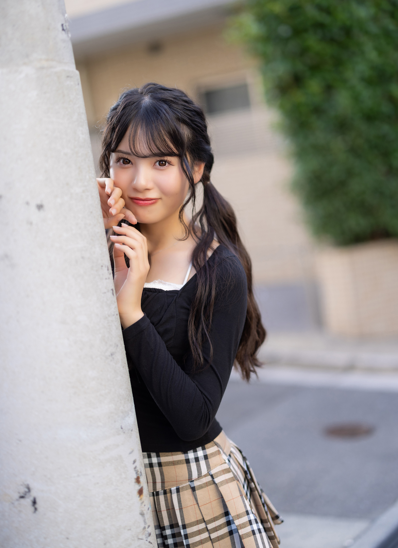 都内の路地裏で撮影。女子高生らしい無邪気なしぐさが魅力的だ