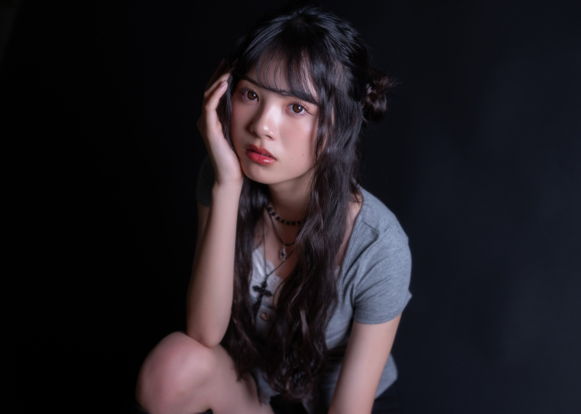 背景を真っ暗に落とした。見たことのなかった表情に驚いた1枚