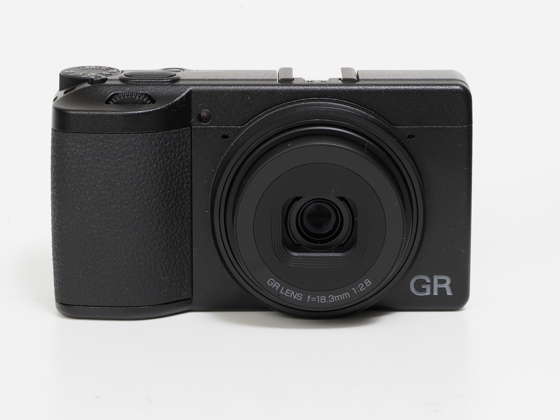 前方からみると、新型のGR IVであると認識しづらいのですね。デザインに新鮮味がないので、宴会ではウケがとりづらいですね。いや、これでいいのです。実際に使うとその意味はわかります。ところでGR IIIではレンズ周りのリングが緩く、「世界の路上にGRのリングが3万個落ちている」と皮肉を言ってリコーの皆さまに嫌われた筆者ですが、GR IVでは外れづらいように改良されていたことはここで強調しておきます。このため外観で突っ込むところがなくなってしまいました。