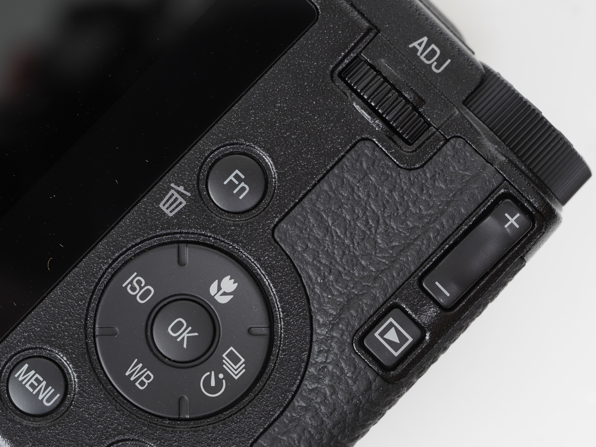 どこかで見た背面だと思ったら、GR IIに似ていました。UIの変更は機種を併用する場合に困ることもあるのですが、GR IIIと同じ設定にカスタマイズもできます。