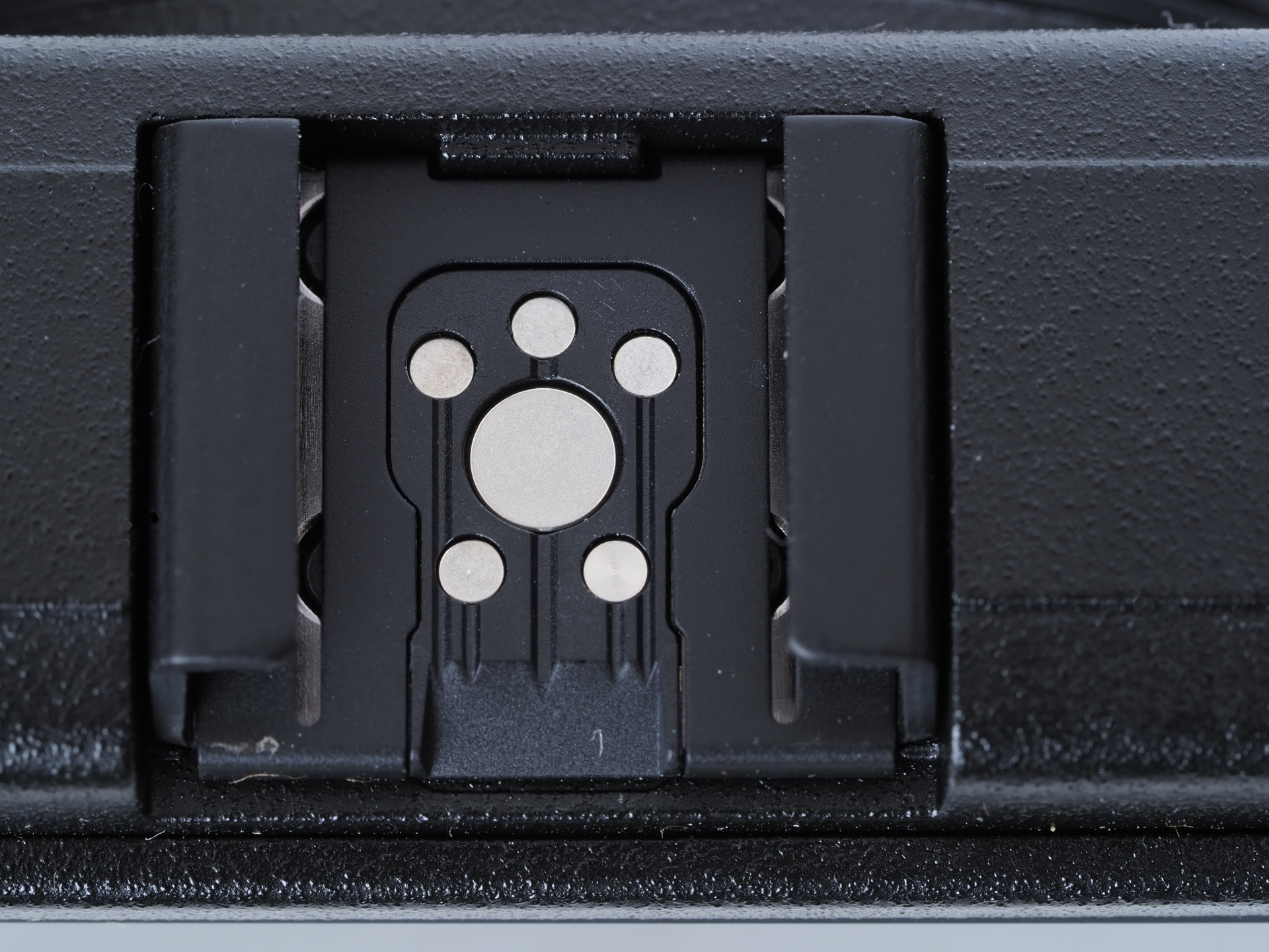 新しいGF-2ストロボに合わせて、アクセサリーシューの信号接点が増えて、犬の足跡みたいになりました。