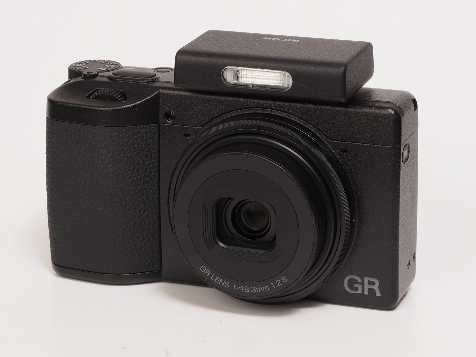 新型のGF-2ストロボは超小型機量です。GNは3（ISO100/m）と小さいのですが、距離情報による制御なので、被写体の反射率に影響されず、なかなか正確な露出が得られます。光軸上に発光部が位置するデザインですので、横位置では醜い影が出づらいのも特徴でしょう。GR III/IIIxではファームアップ後にGF-2 フラッシュモードに設定すれば、AFあるいはMF設定の撮影距離に応じ、フラッシュ発光撮影時にカメラは適正露出になる値に調整します。