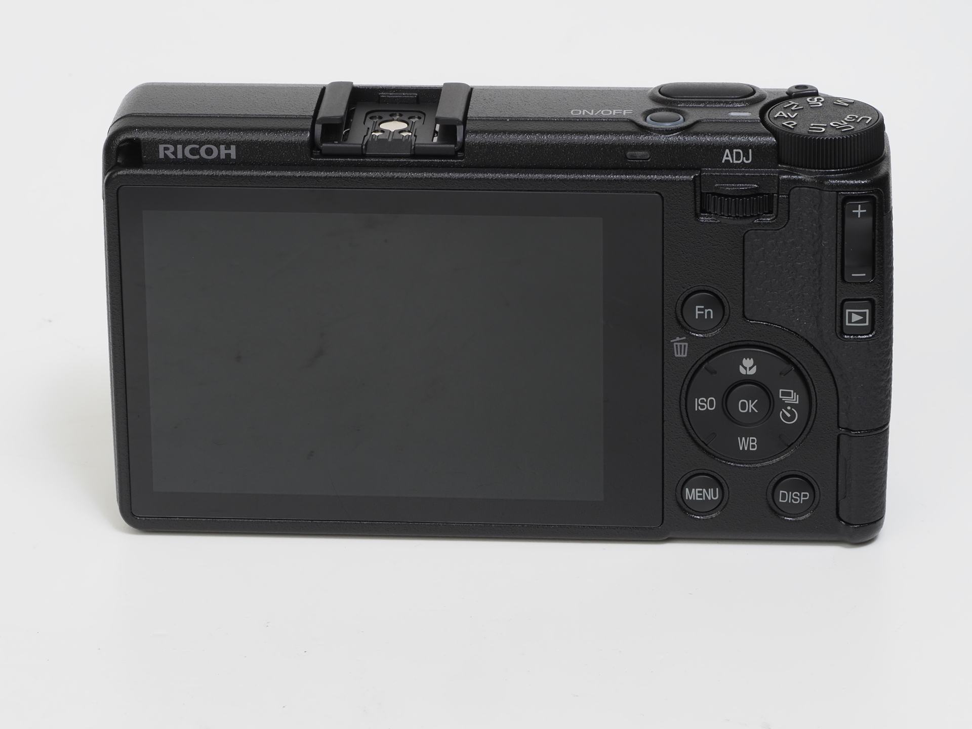 背面からみた全体の佇まいも大きく変わりません。というか、もうGRシリーズの場合は変えてはいけない感じすらするわけです。