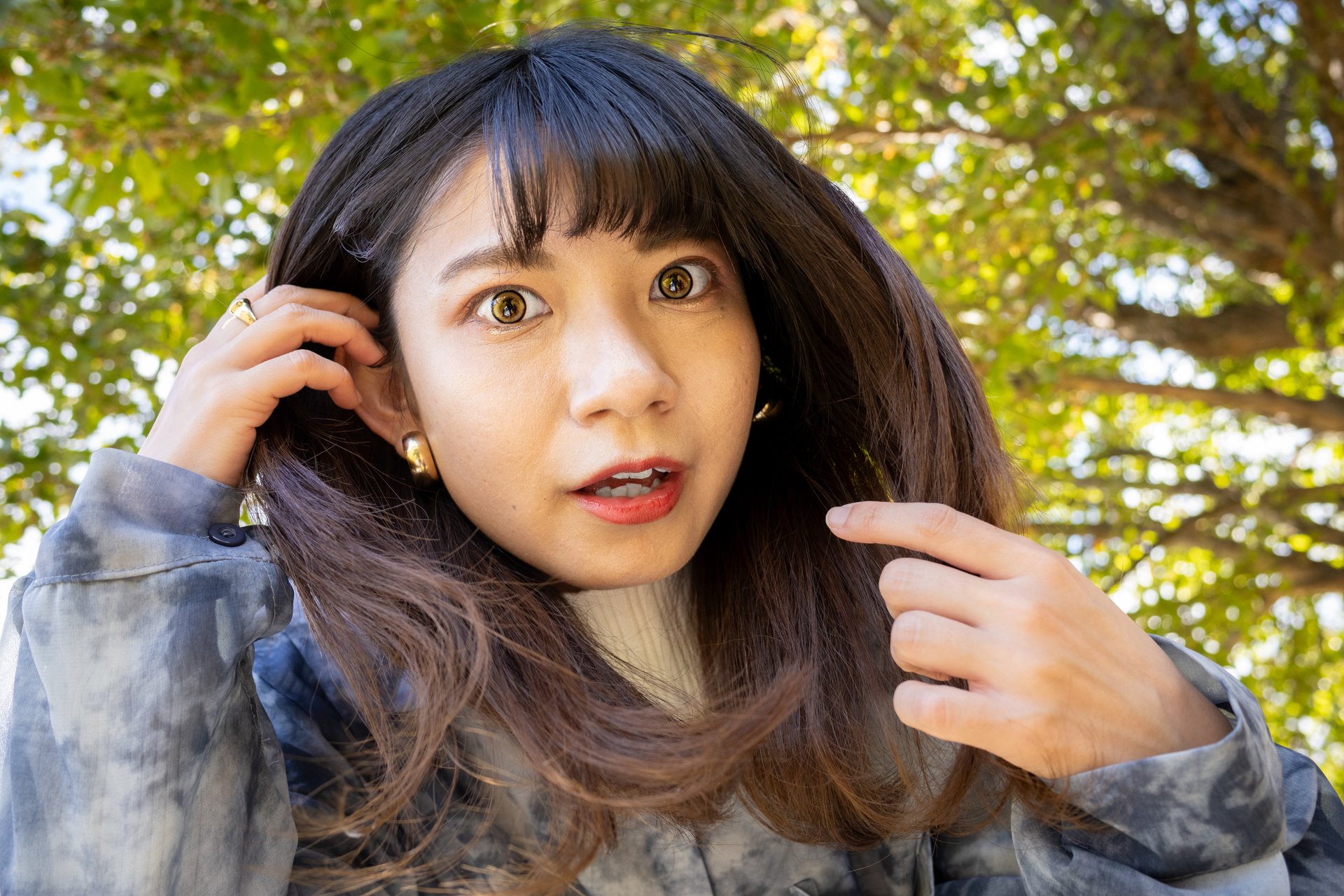 不規則に動きながら、モデルさんにも大きくアクティブに動いてもらいました。こうした条件ではAFの顔認識が機能する時としない時があります。稀に謎のフォーカス外しがありますが、全体でみれば合焦の打率は7割5分ほどとかなり高いものがあります。<br>リコー GR IV／絞り優先AE（1/200秒、F3.2、＋0.3EV）／ISO 400