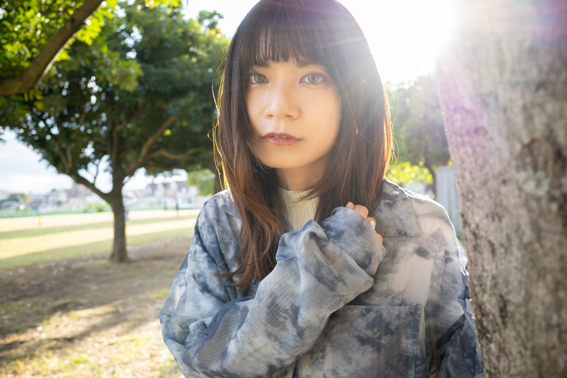 いじわるをして、強烈な太陽光を画面内に入れてみました。輝度差はものすごく大きいのですが、しっかりと目に合焦していますし、像の崩れも認められず、フレアは最小限。ゴーストも確認できません。なかなかすごいレンズです。<br>リコー GR IV／絞り優先AE（1/200秒、F3.2、＋0.7EV）／ISO 400