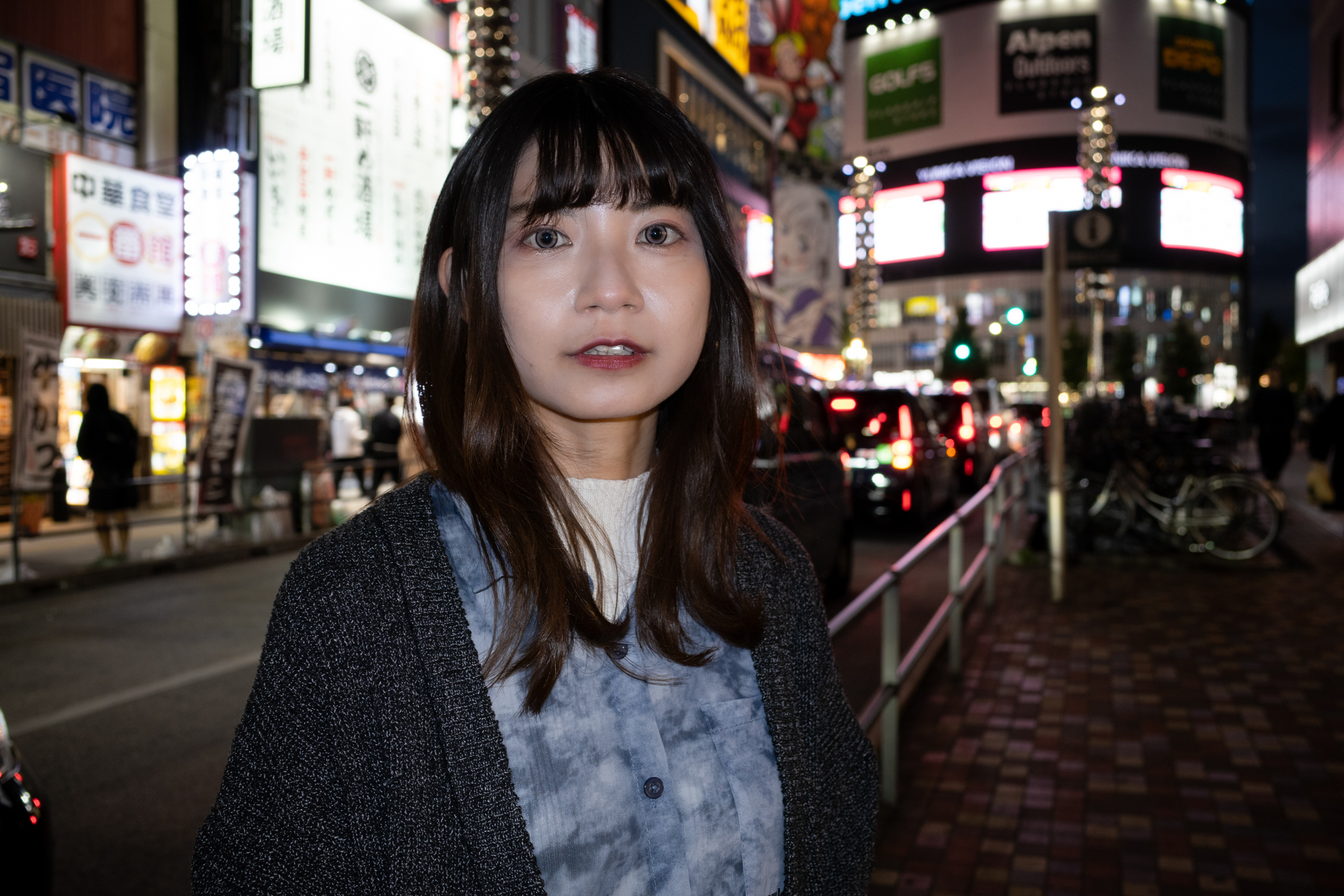 GR IVと同じ時期に登場した専用フラッシュのGF-2を使ってシンクロ撮影してみました。ISO AUTOに設定すると被写体距離に応じてガイドナンバーとISO感度をカメラ側で制御するとあります。筆者はISO感度オートは好まないのでISO400に設定しました。このときはGN6ということですが、この距離では問題なく使用でき背景とのバランスもとれています。<br>リコー GR IV／絞り優先AE（1/30秒、F3.2、−0.7EV）／ISO 400