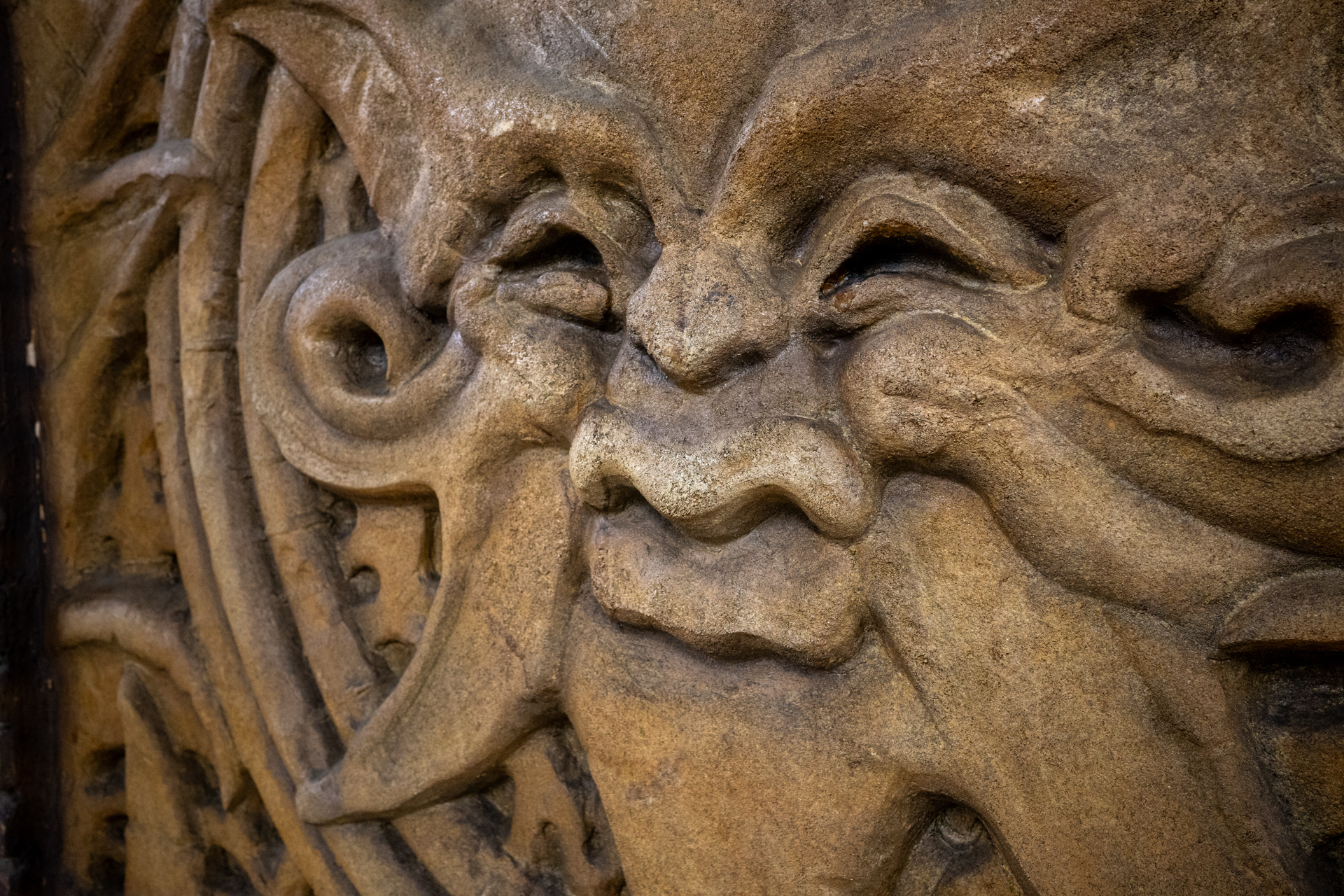 こうしたレリーフのような被写体でも、カメラはどこにフォーカスをすべきか自分で判断し、目らしきものを自分で判断し、しっかりとフォーカスを合わせに行きます。きわめて優秀です。<br>リコー GR IV／プログラムAE（1/50秒、F4.0、−0.7EV）／ISO 1600