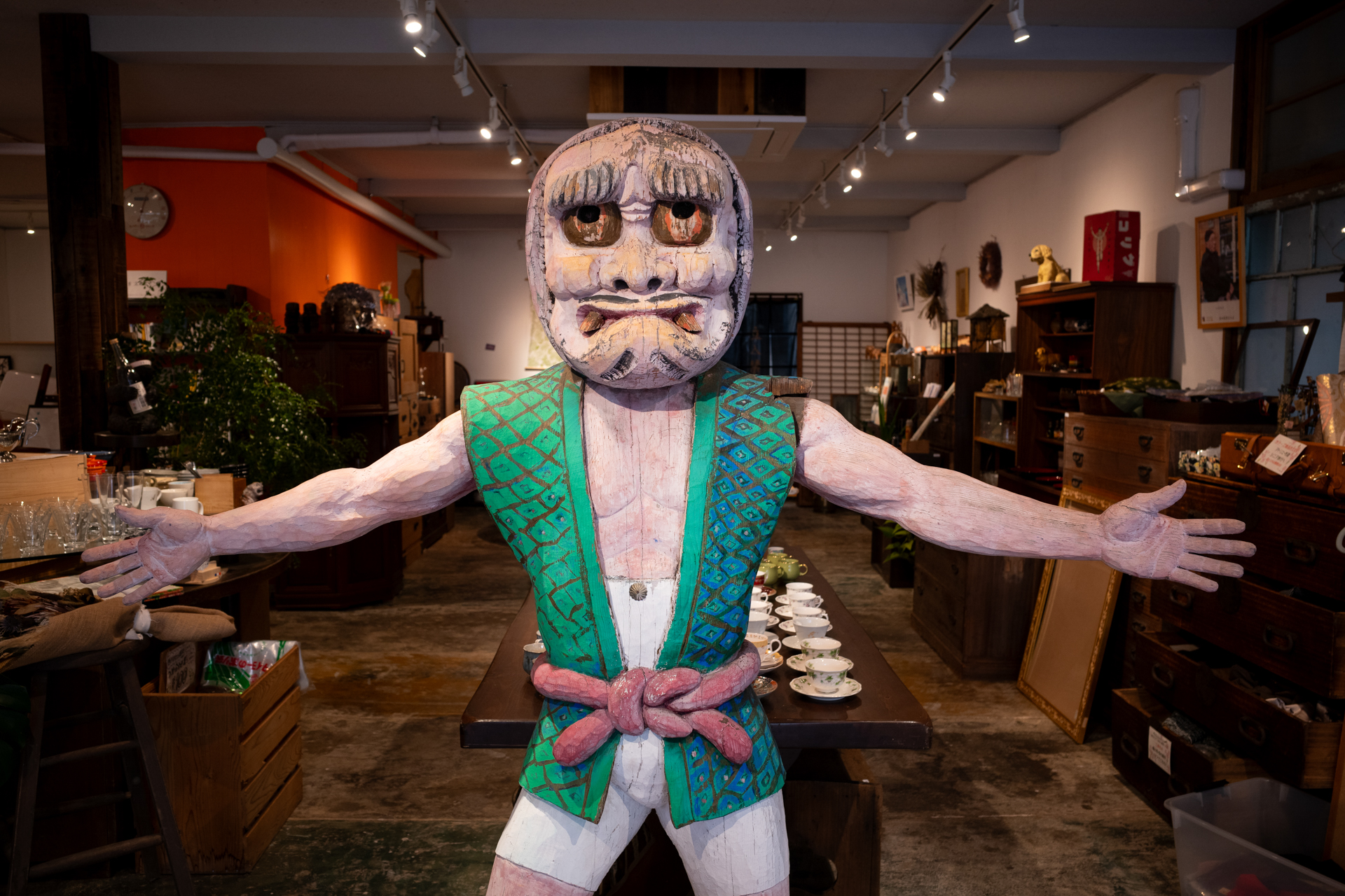 とあるお店のオブジェ。ドキっとしてしまいましたが、非常に繋がりのよい階調でかつクリア感があります。すばらしいです。<br>リコー GR IV／絞り優先AE（1/60秒、F3.5、−0.3EV）／ISO 400