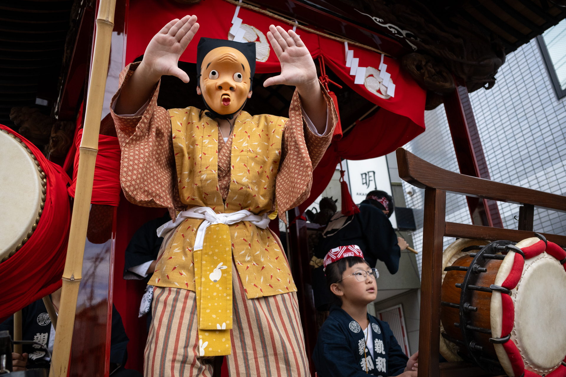 日陰の条件です。これも色再現がすばらしくクリアな描写です。お面でもきちんと顔認識しますね。<br>リコー GR IV／絞り優先AE（1/60秒、F3.5、−0.7EV）／ISO 800