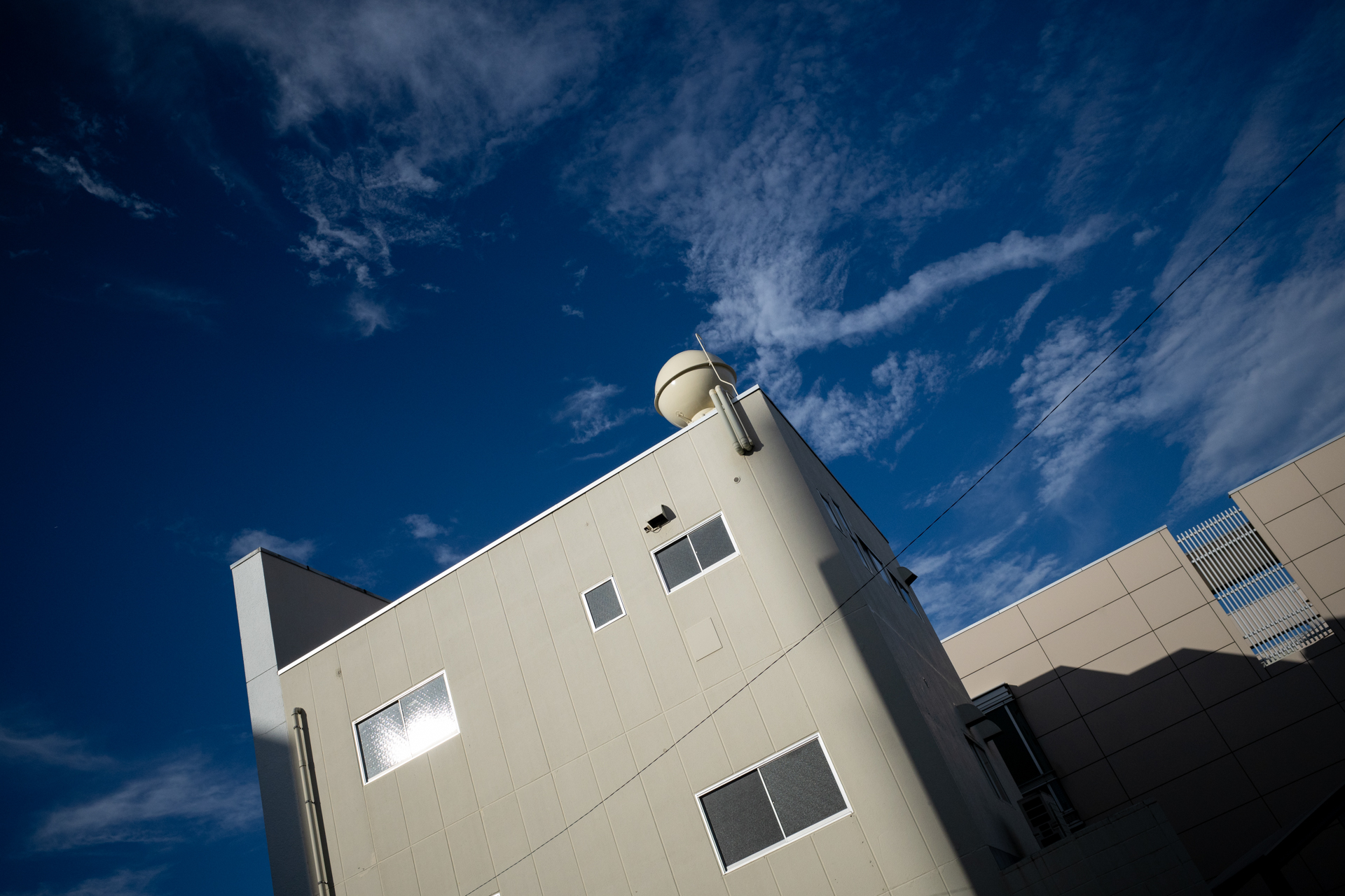 青空の調子はどんな再現をするだろうかということで撮影してみます。ハイライトの調子もいいですし、深いブルー再現が印象的です。よいコントラストがついています。<br>リコー GR IV／絞り優先AE（1/2,000秒、F4.5、−0.7EV）／ISO 400